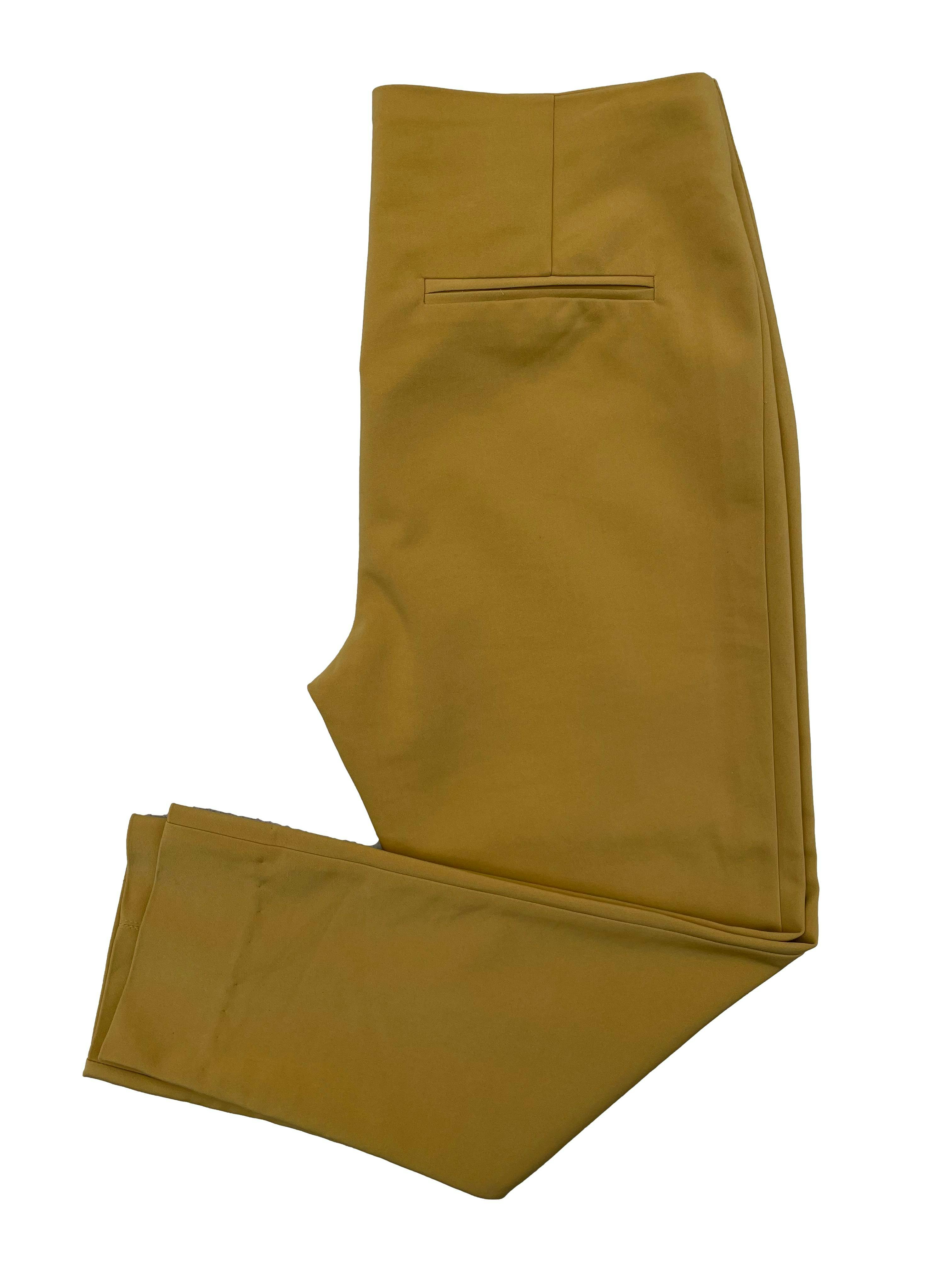 Pantalón Basement mostaza de corte recto, falsos bolsillos con cierre. Cintura 78cm, Tiro 24cm, Largo 82cm.
