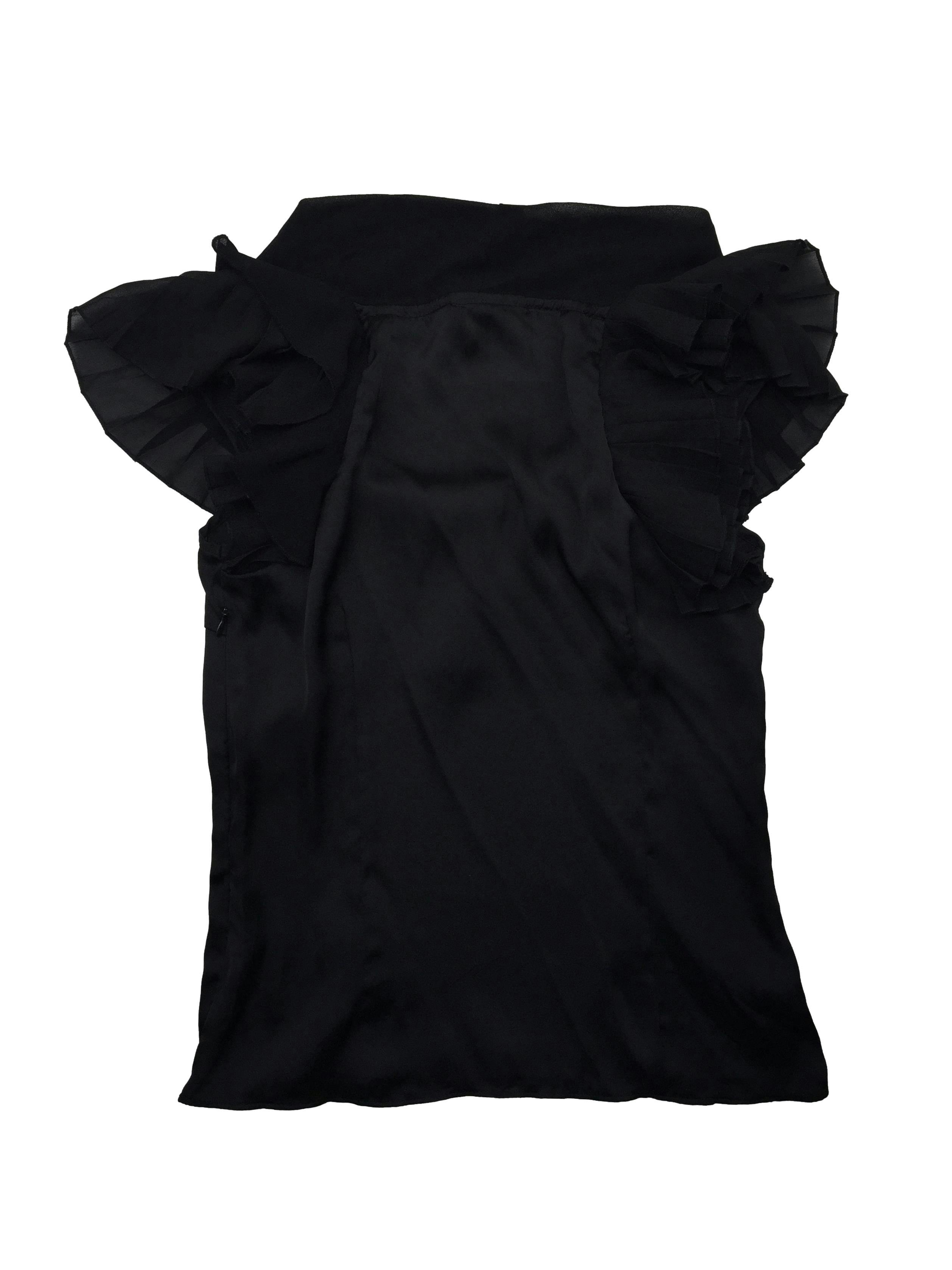Blusa tipo seda negra, cuello bote con volantes de gasa y cierre lateral invisible. Busto 90cm, Largo 55cm.