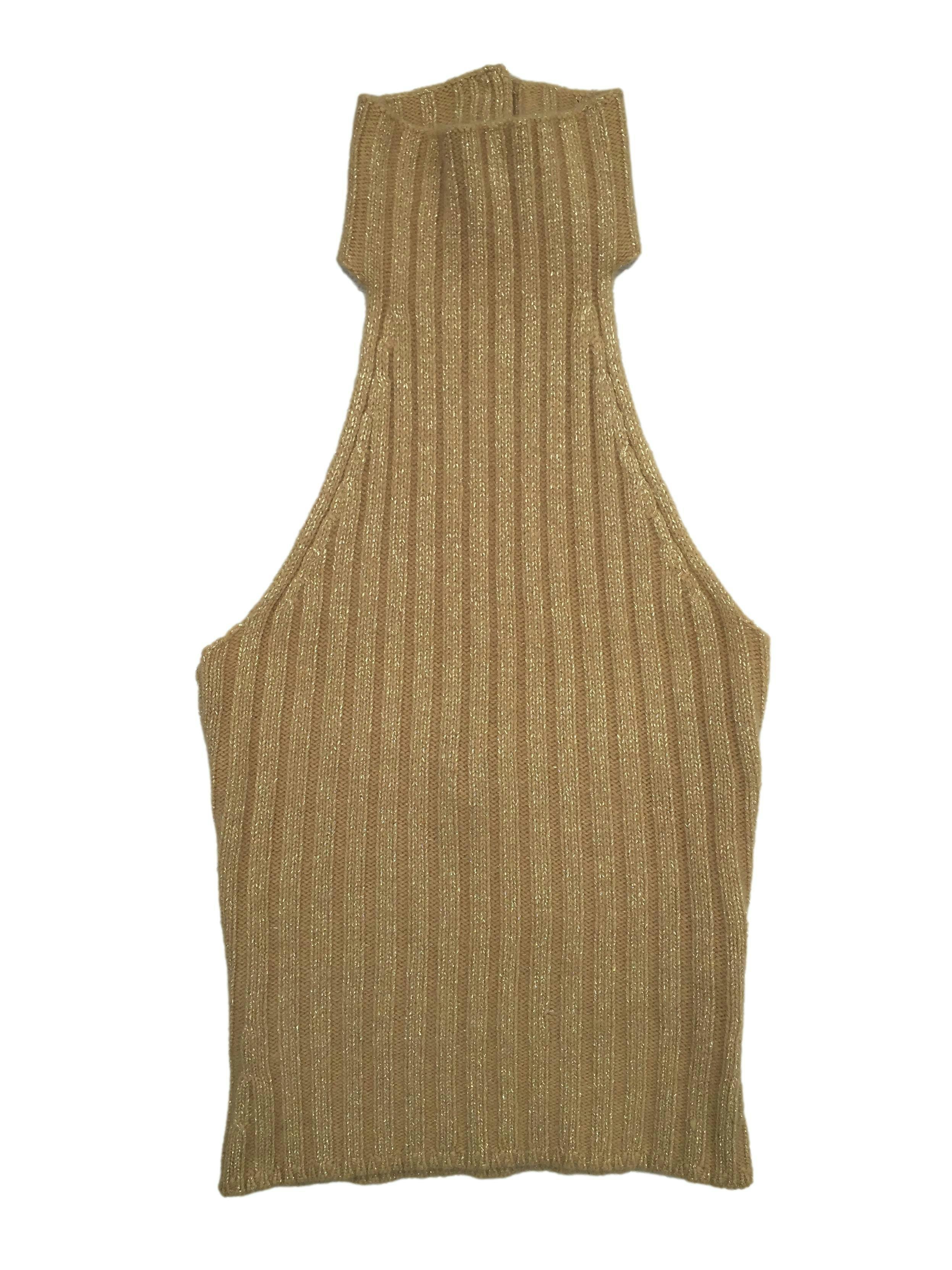 Top knit Express angora blend con hilos dorados, cuello halter y escote en espalda. Busto 70cm sin estirar, Largo 60cm.