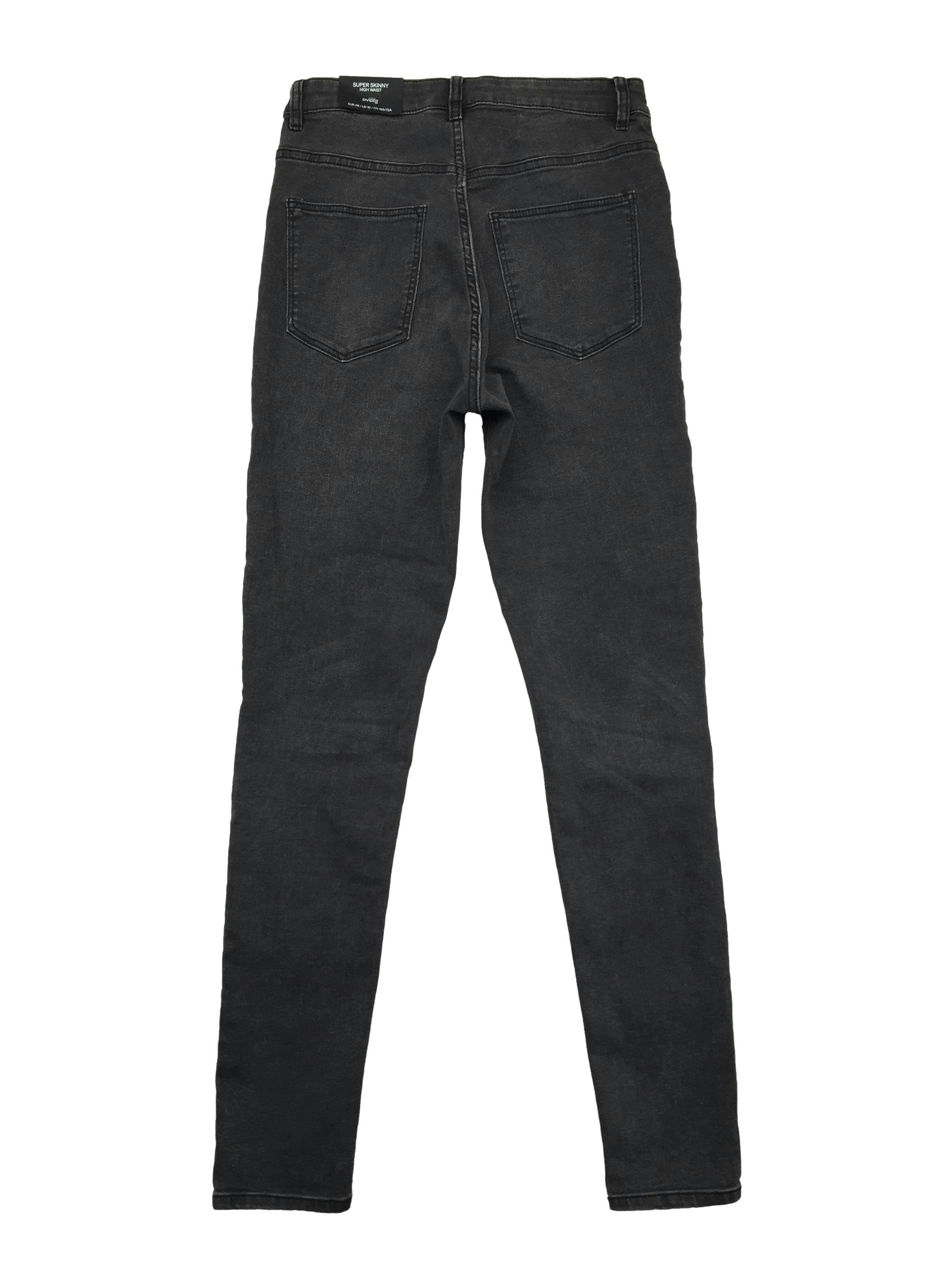 Skinny jean H&M efecto lavado, bolsillos traseros. Cintura: 68cm, Largo: 100cm, Tiro: 27cm. Nuevo con etiqueta.
