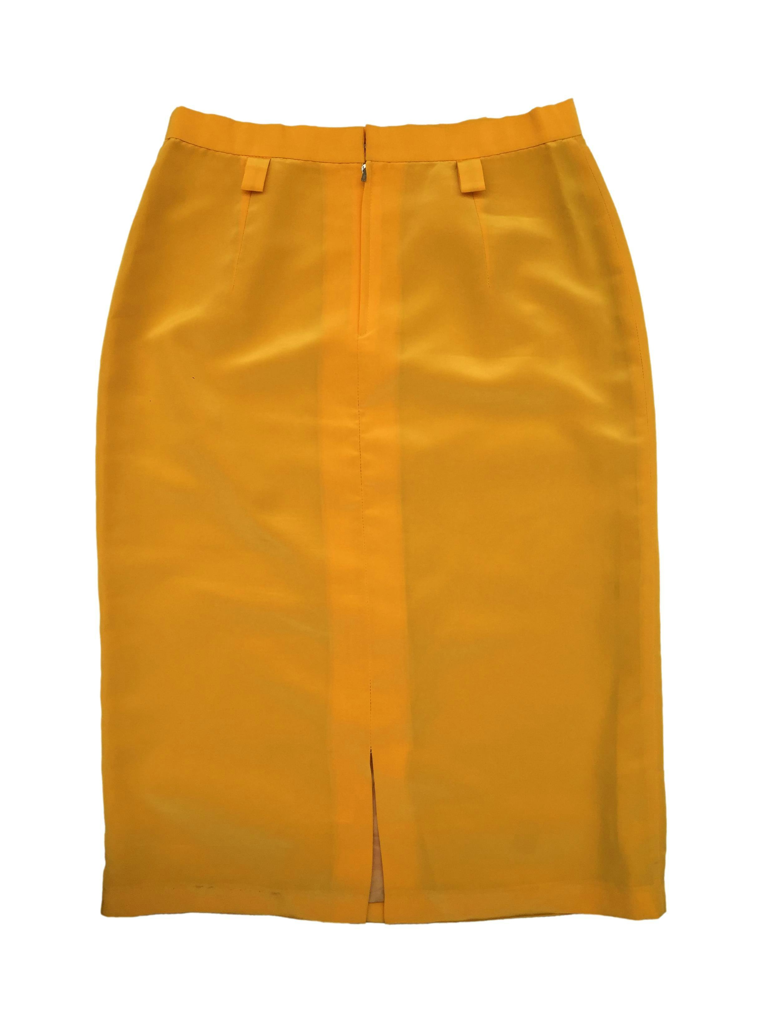 Falda pencil amarilla, con forro interno, pinzas delanteras, espacios para poner correa, cierre y broche posteriores. Cintura: 76cm. Largo: 70cm