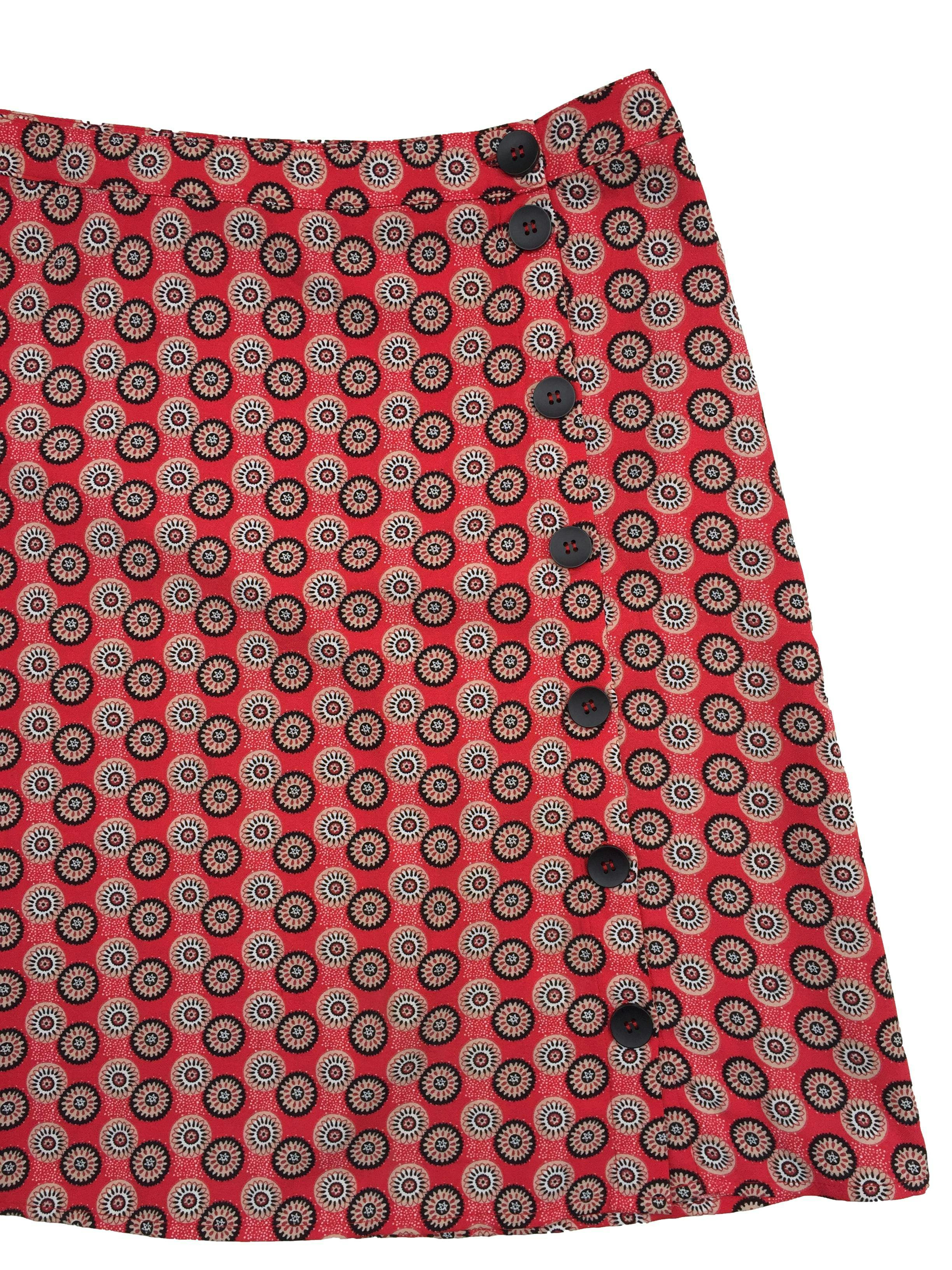 Falda Vila roja con estampado círculos negros y beige, botones laterales, corte en A. Cintura 82cm Largo 55cm