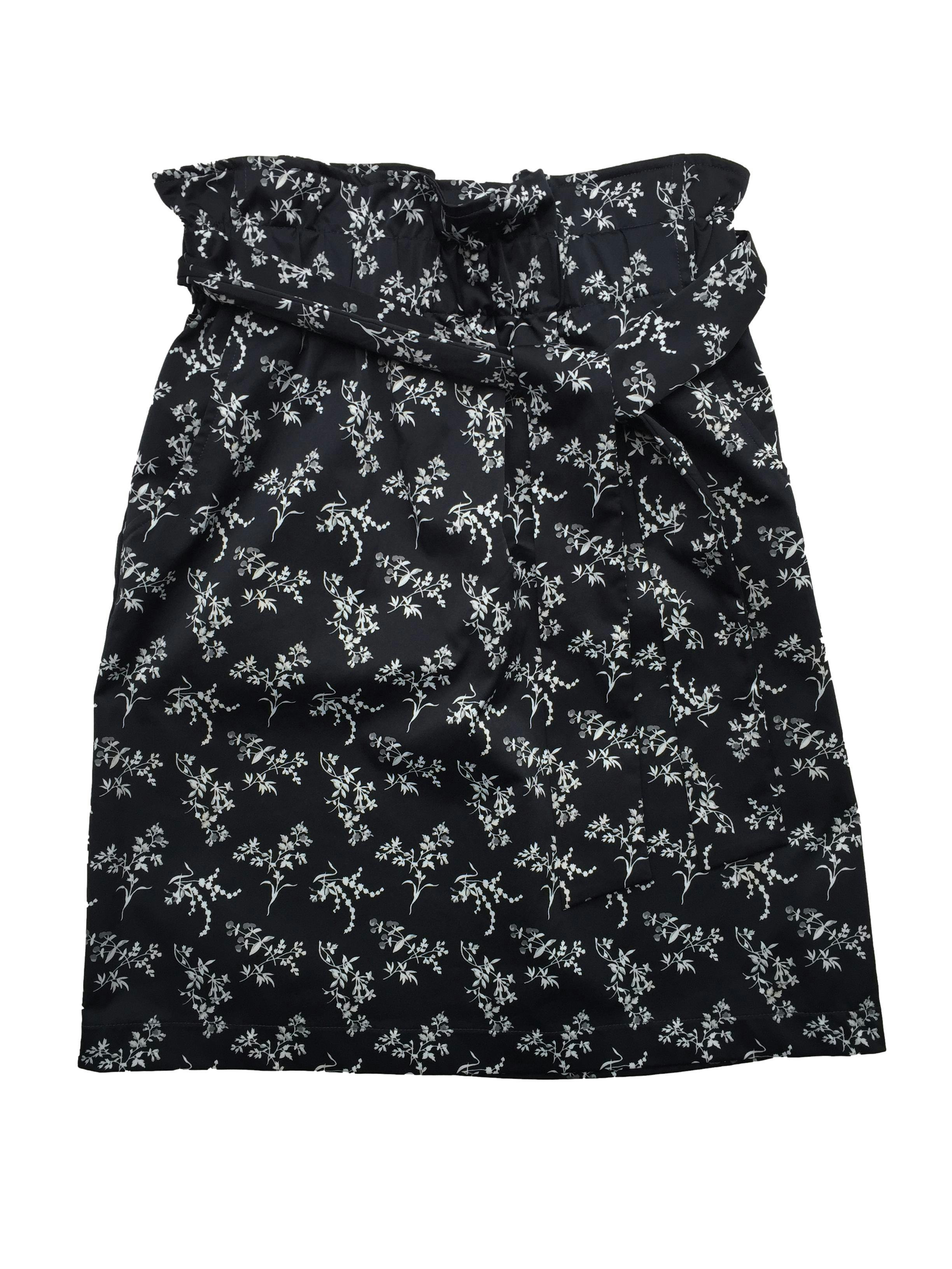Falda H&M negra con flores blancas, cintura paper bag, bolsillos laterales, tela gabardina. Cintura 66cm Largo 58cm