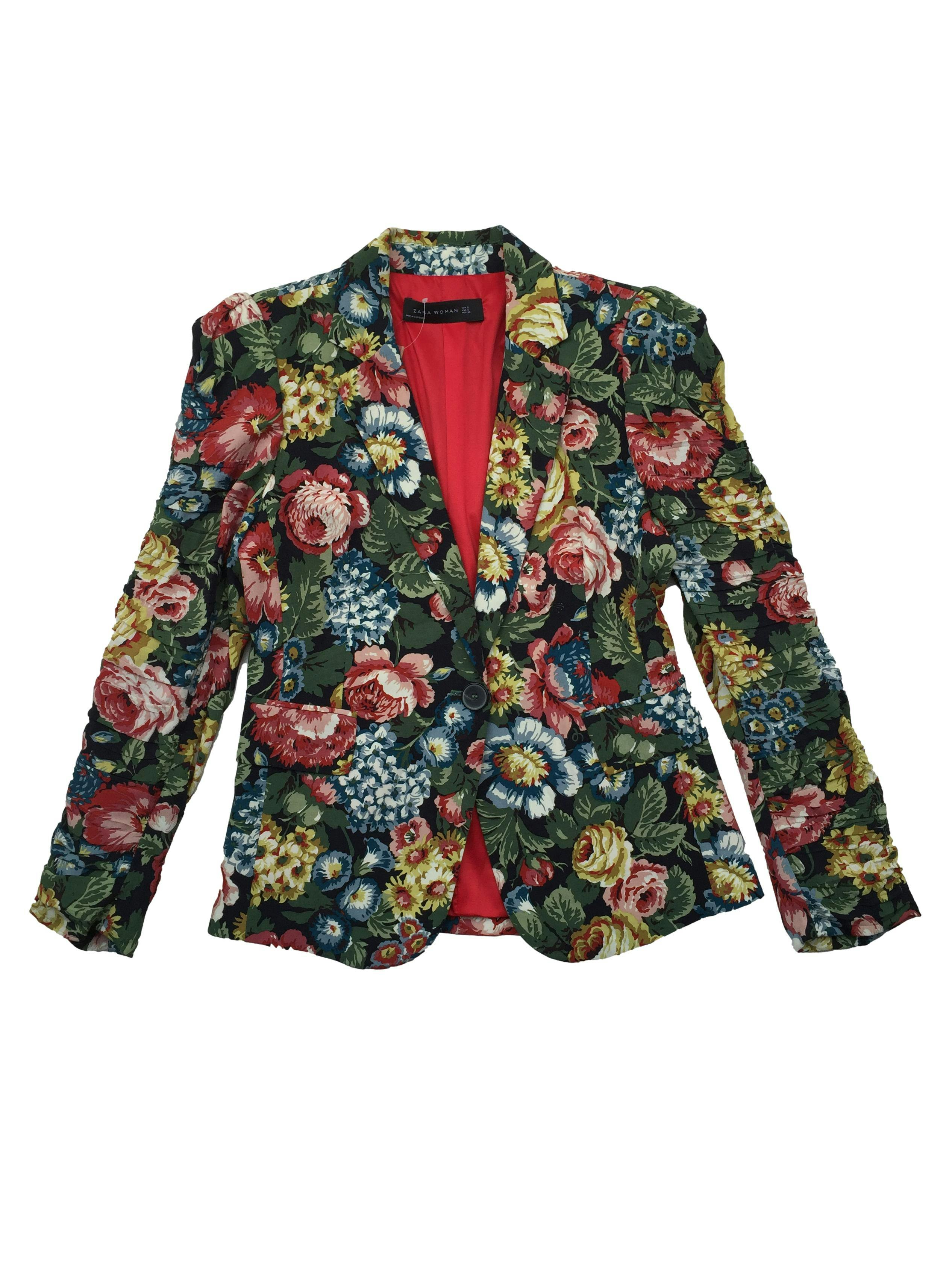 Blazer Zara con estampado floral, modelo de un solo botón con forro, hombreras, falsos bolsillos y en mangas. Busto 95cm, Largo 58cm. | Las Traperas