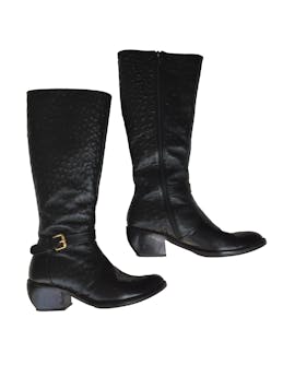 Botas altas de cuero negro texturizado F&M by Elio Moore, aplicación de hebilla y cierre lateral, taco 5cm, largo caña 38cm. Estado 9/10.