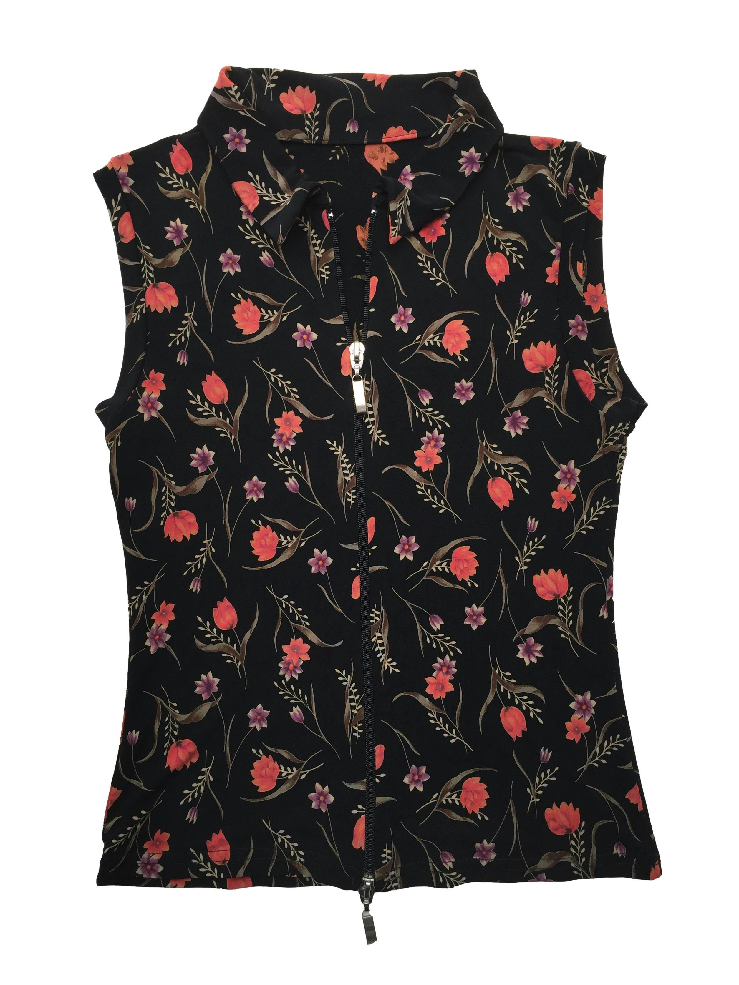 Blusa vintage negra con estampado floral, tela fresca stretch, cuello camisero y cierre metálico doble sentido. Busto 84cm sin estirar, Largo 48cm.