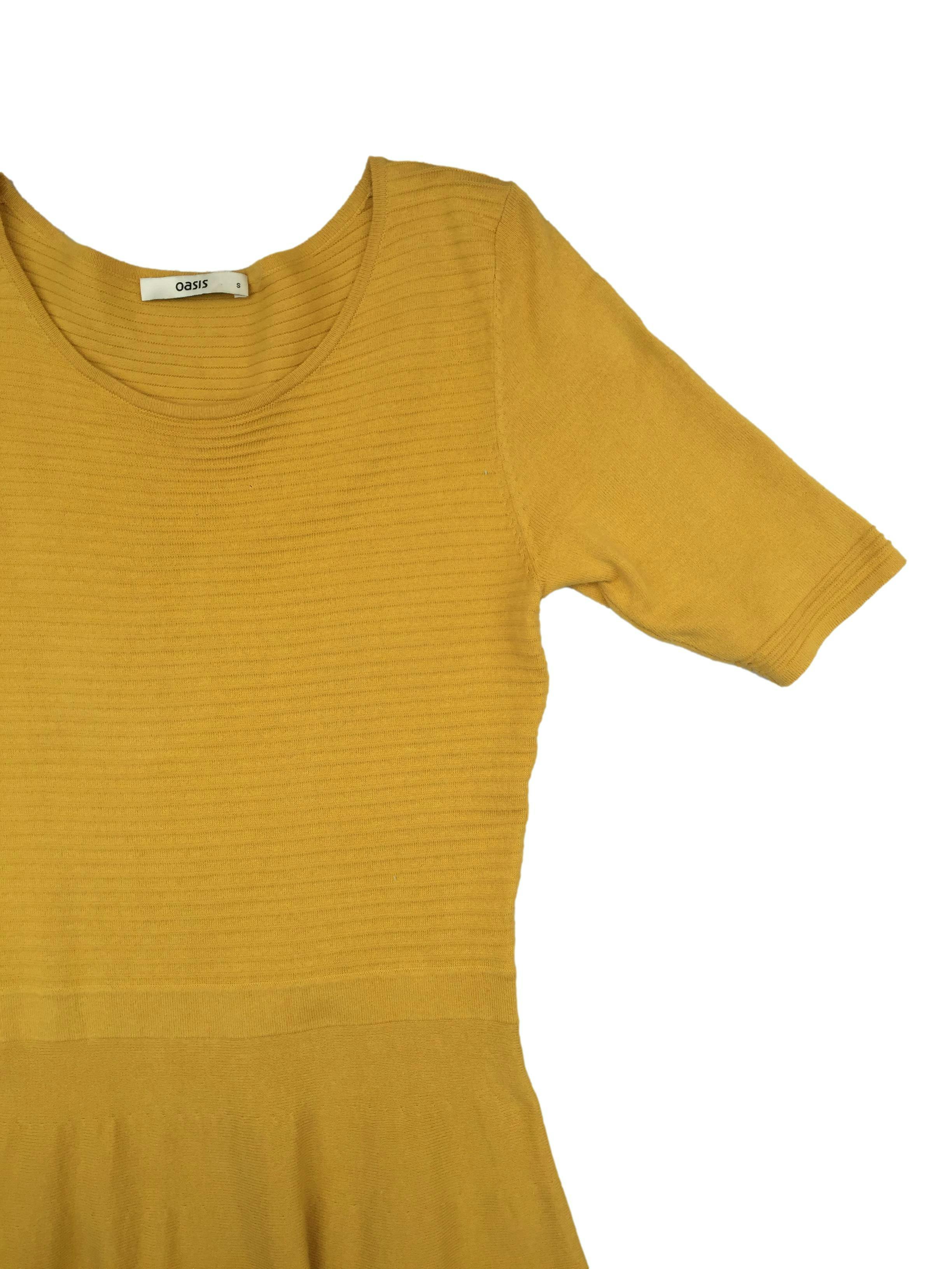 Vestido knit mostaza 80% algodón con textura acanalada. Busto 84cm, Largo 105cm.