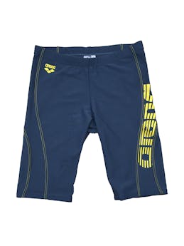 Biker shorts Arena en tono acero con pespuntes y estampado amarillo, pasador regulable interno. Cintura 65cm Tiro 22cm Largo 42cm