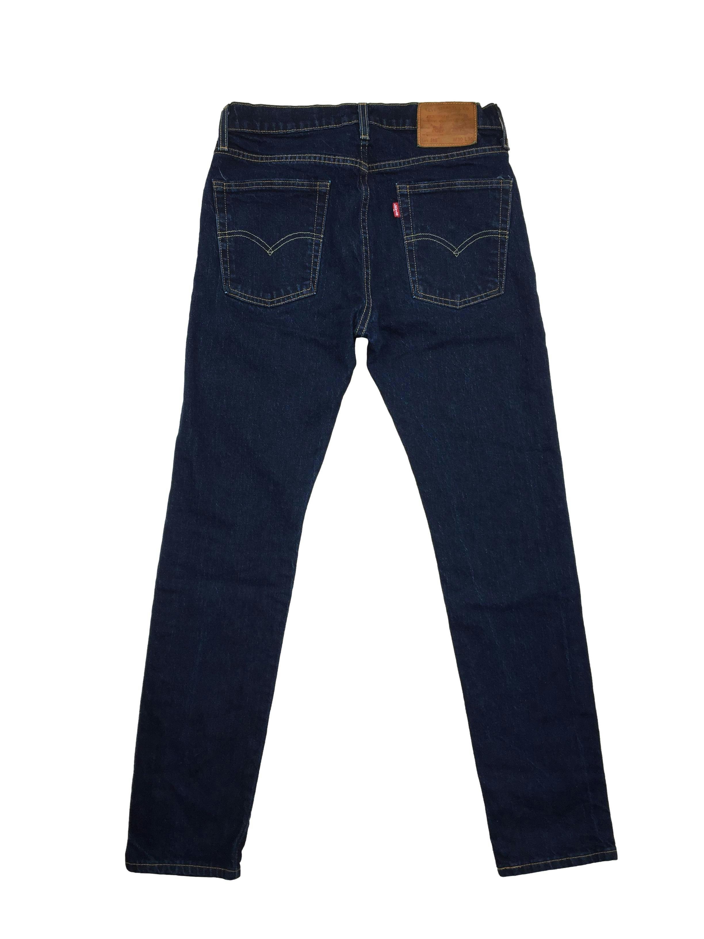 Jean Levi´s azul oscuro, corte slim, 99% algodón 1% elastano. Cintura 75cm Tiro 26cm Largo 97cm