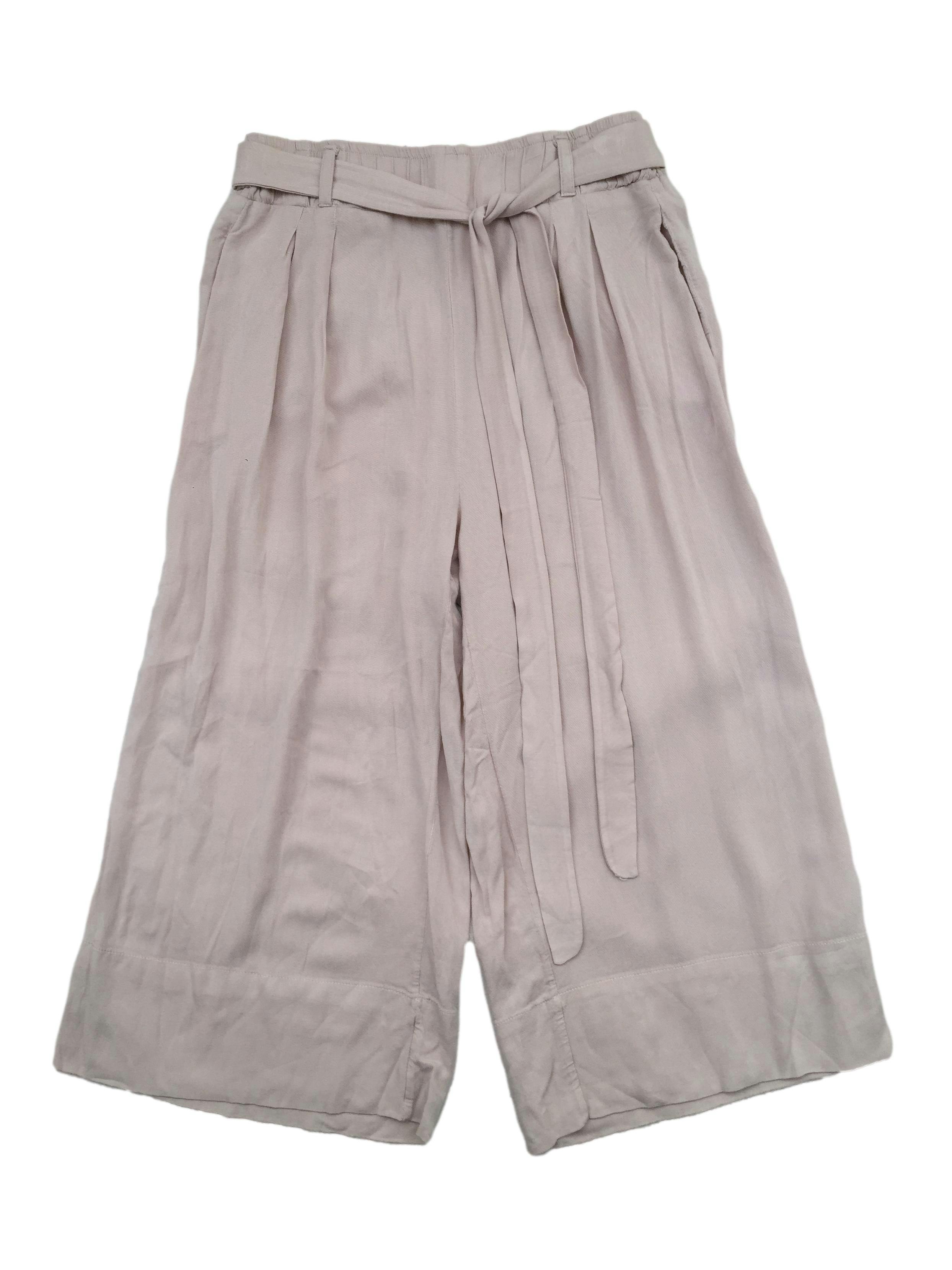 Pantalón culotte beige de tela fresca, pretina elástica con cintos y bolsillos. Cintura 66cm sin estirar, Largo 72cm.