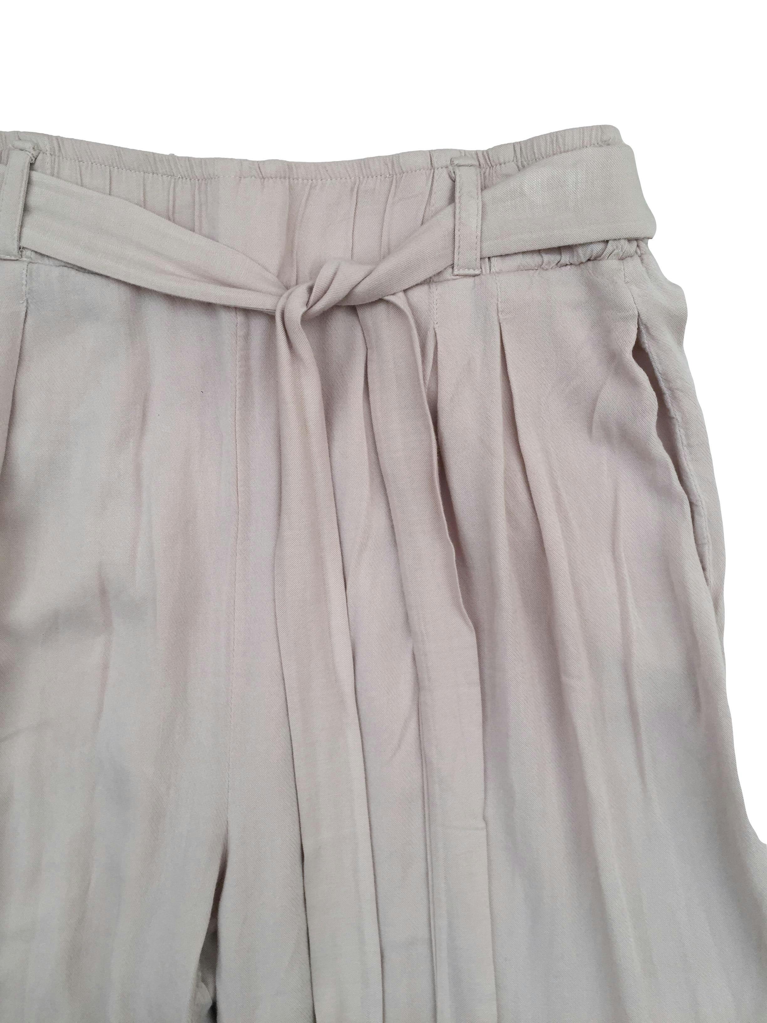 Pantalón culotte beige de tela fresca, pretina elástica con cintos y bolsillos. Cintura 66cm sin estirar, Largo 72cm.