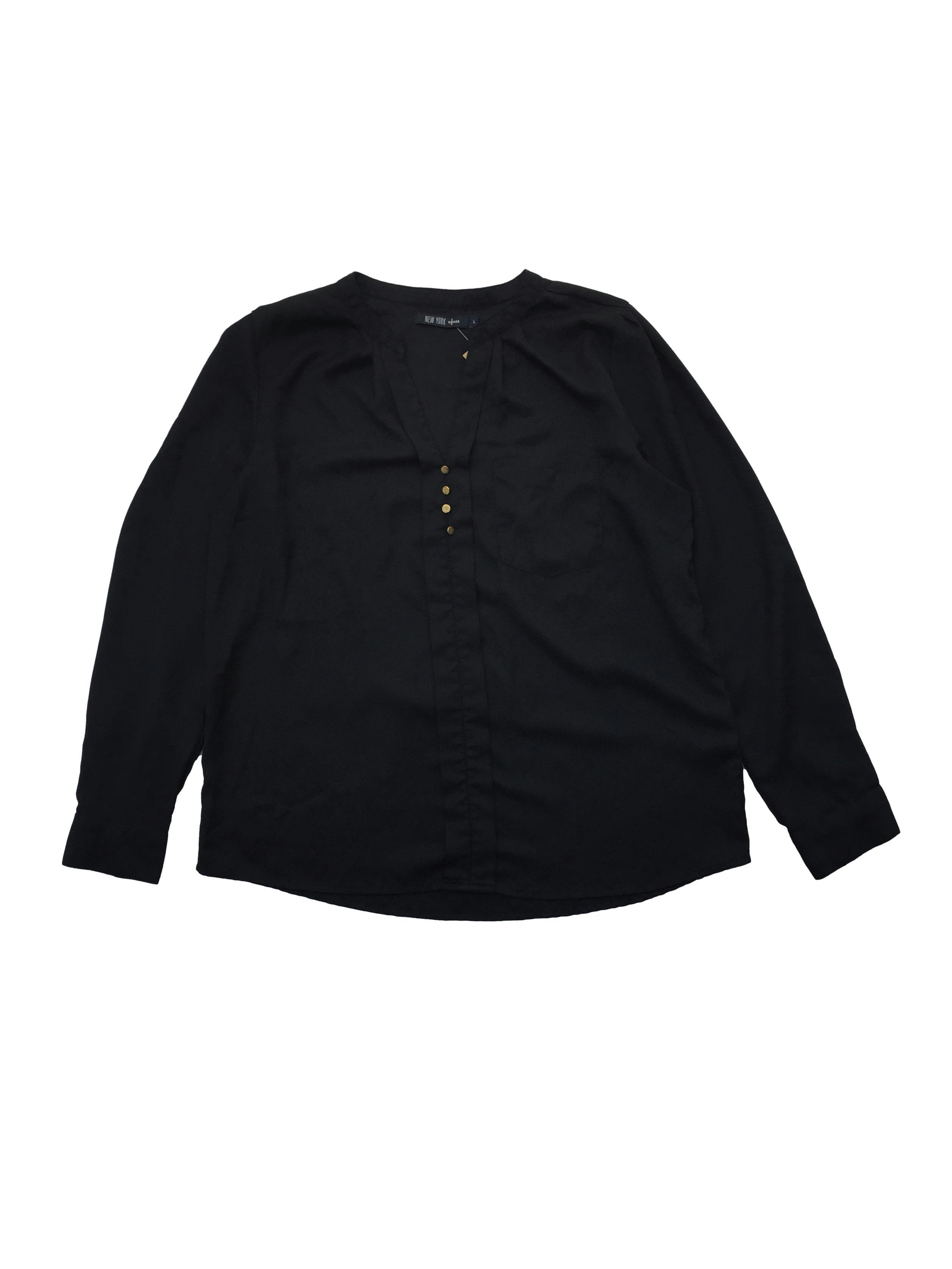 Blusa negra de gasa gruesa, escote en V con tablero, botones metálicos y bolsillo. Busto 104cm, Largo 60cm.