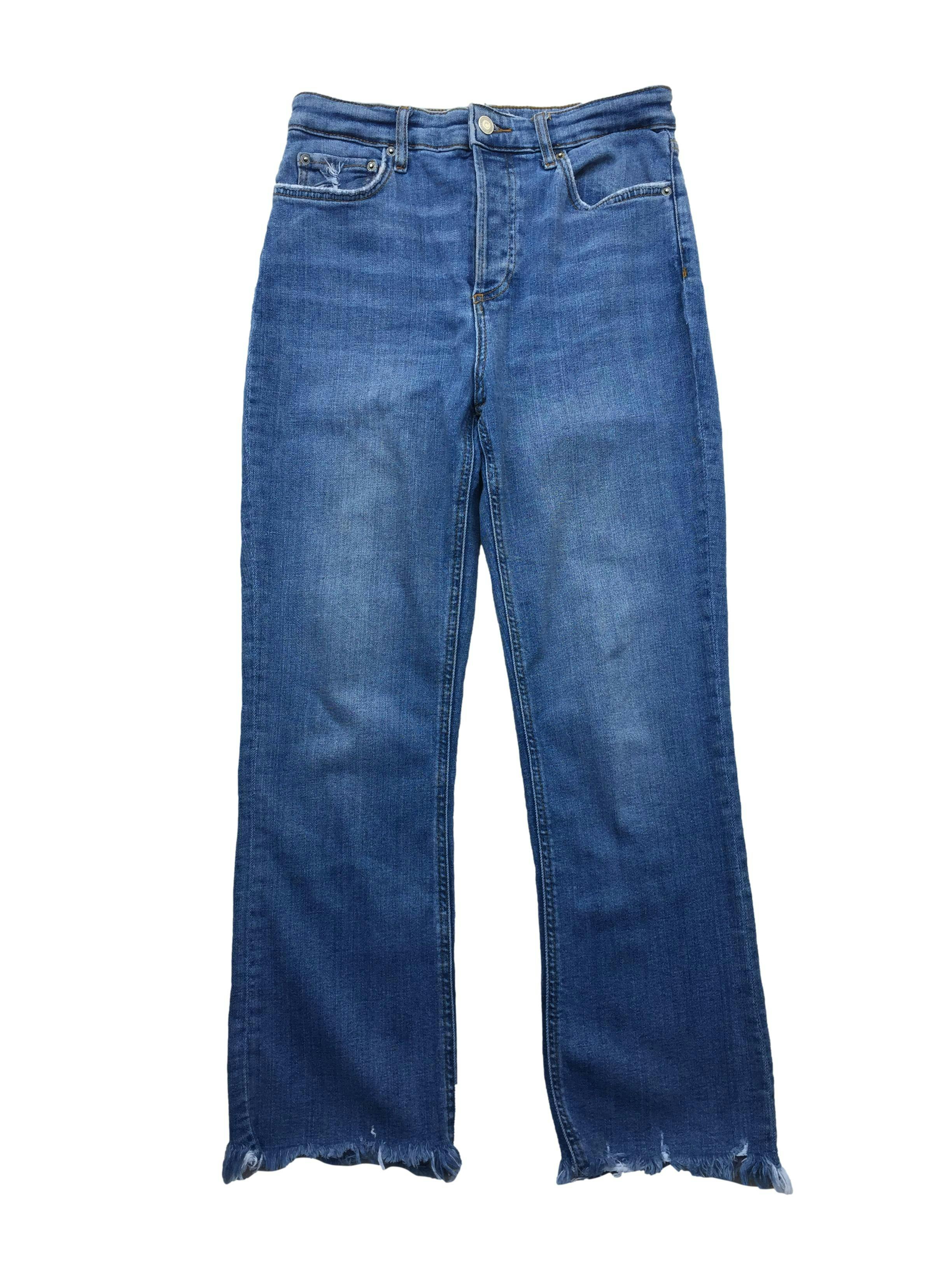 Jeans Zara de corte recto y tiro alto con cuatro botones escondidos, five-pockets y basta desflecada. Cintura 76cm, Largo 95cm.