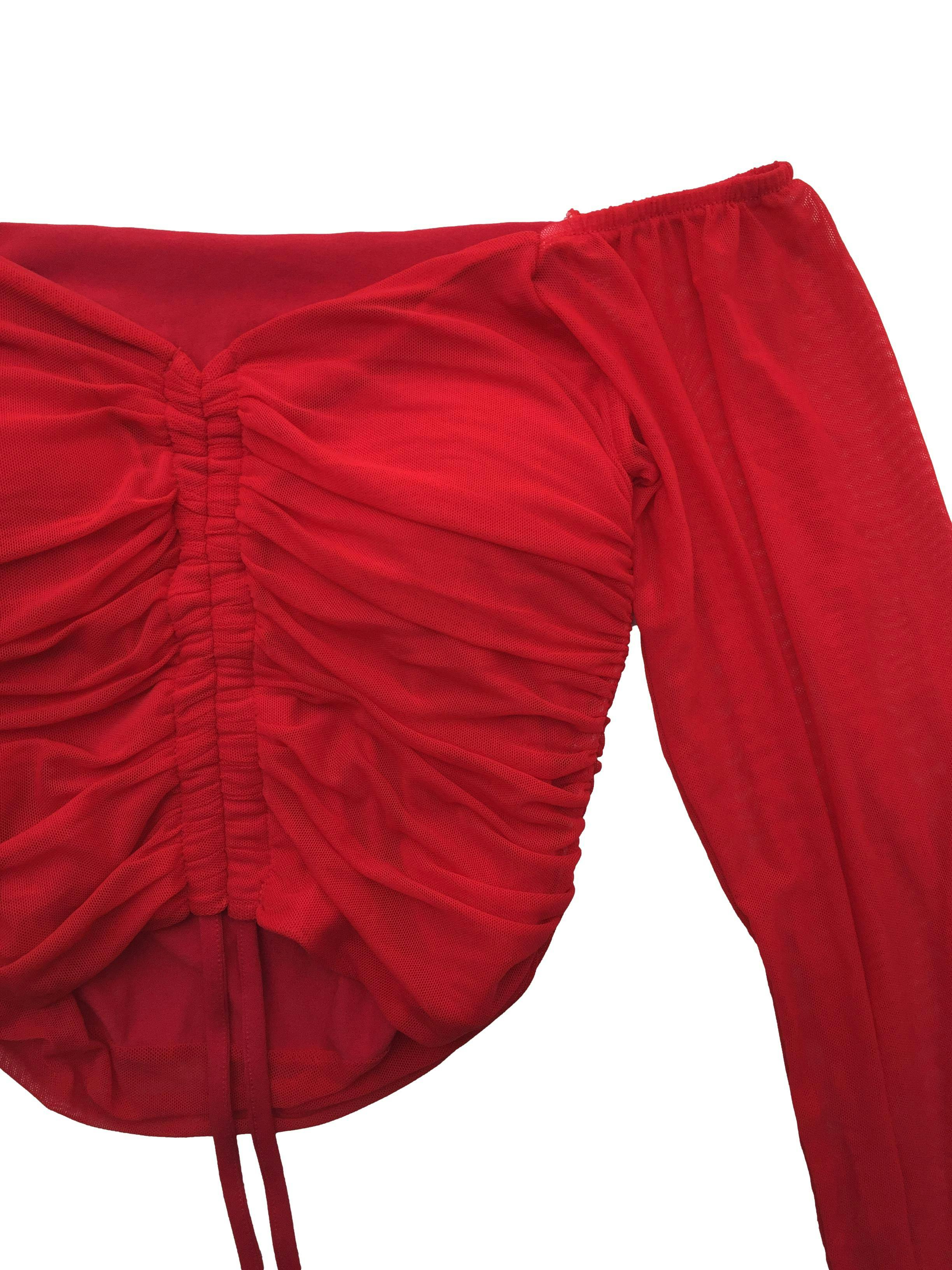 Top rojo off-shoulder de mesh con forro, copas y fruncido en pecho regulable. Busto 70cm sin estirar, Largo 30cm.