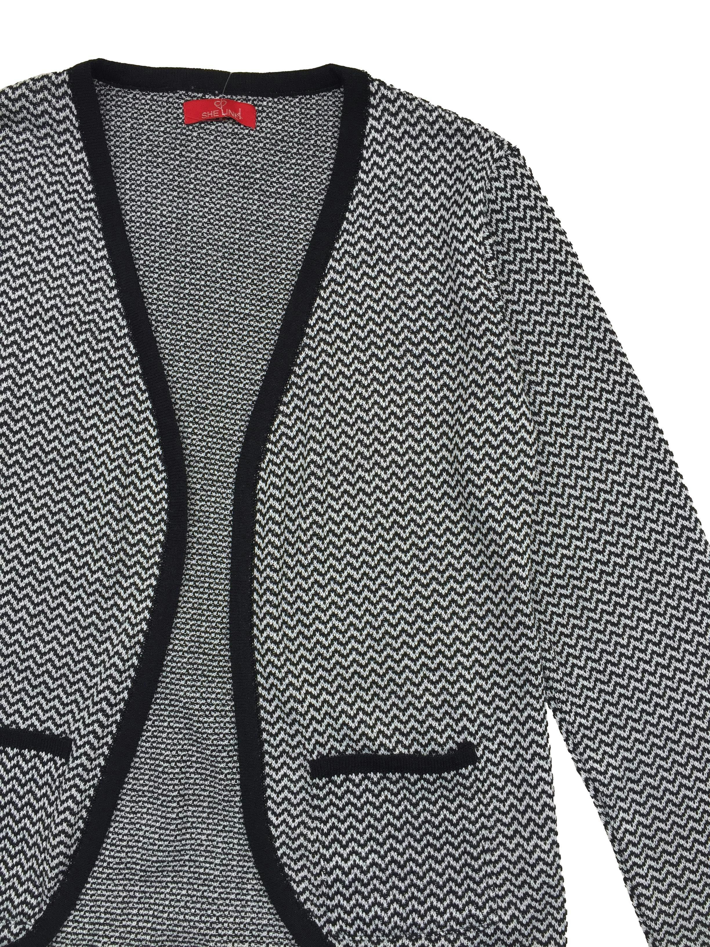 Cardigan tejido zig zag blanco y negro, modelo abierto con bolsillos. Busto 96cm, Largo 60cm.