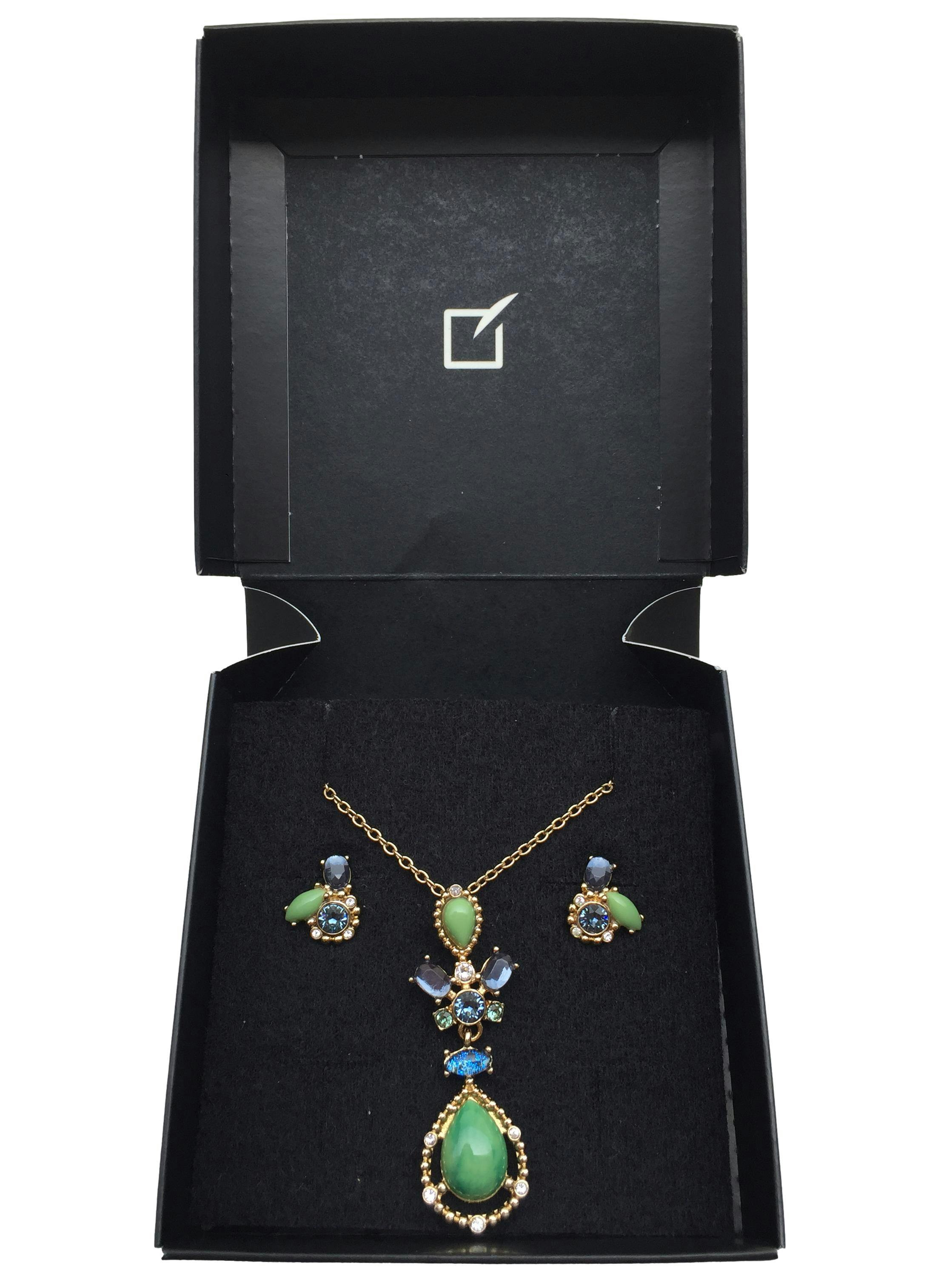 Set aretes y collar Unique dorado con aplicaciones verdes azules. Largo collar 40cm + 8cm