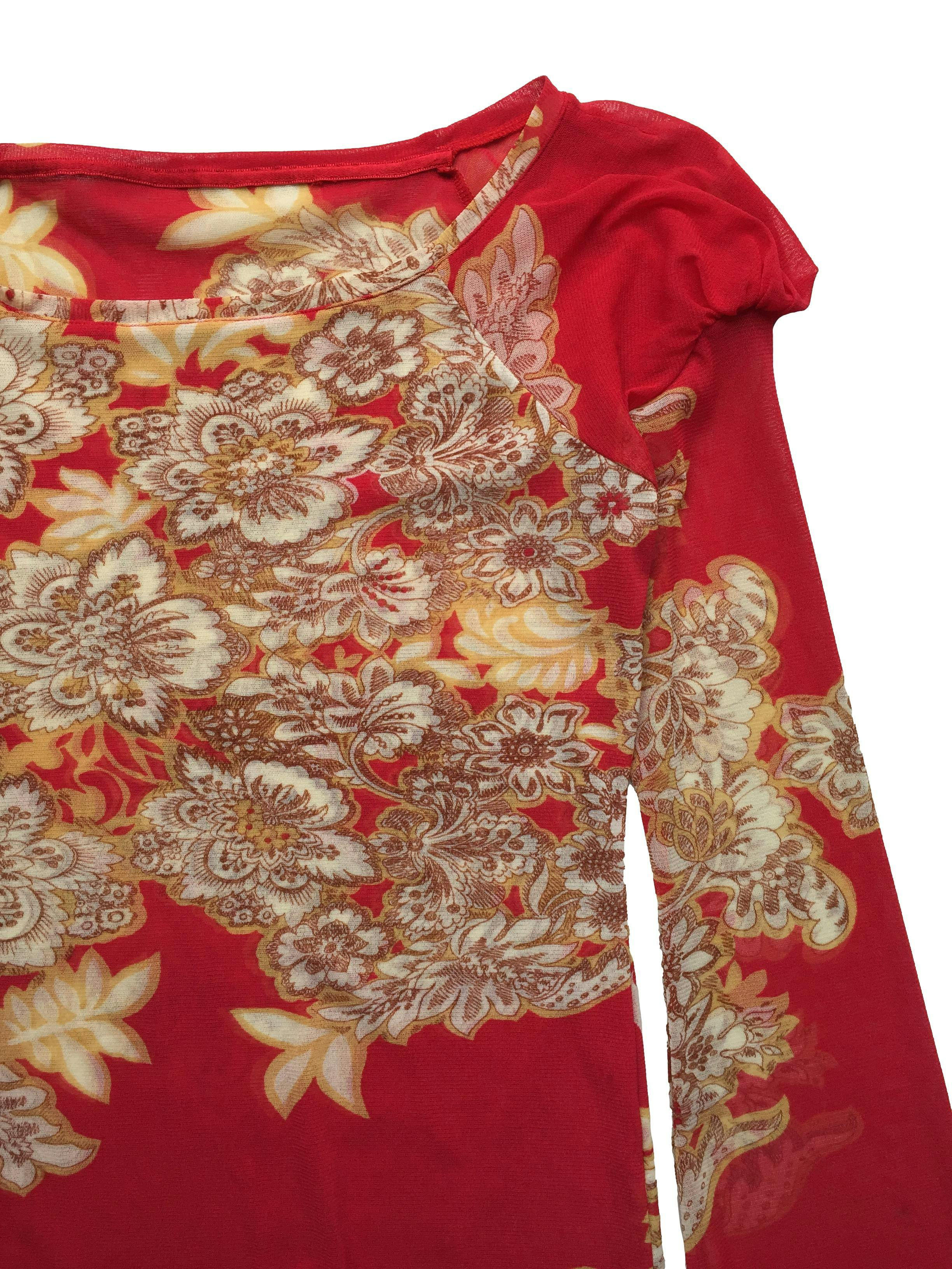 Blusa Michelle Belau de mesh rojo con estampado floral, cuello bote, fruncido en hombros y acabado lechuga. Busto 90cm, Largo 60cm.