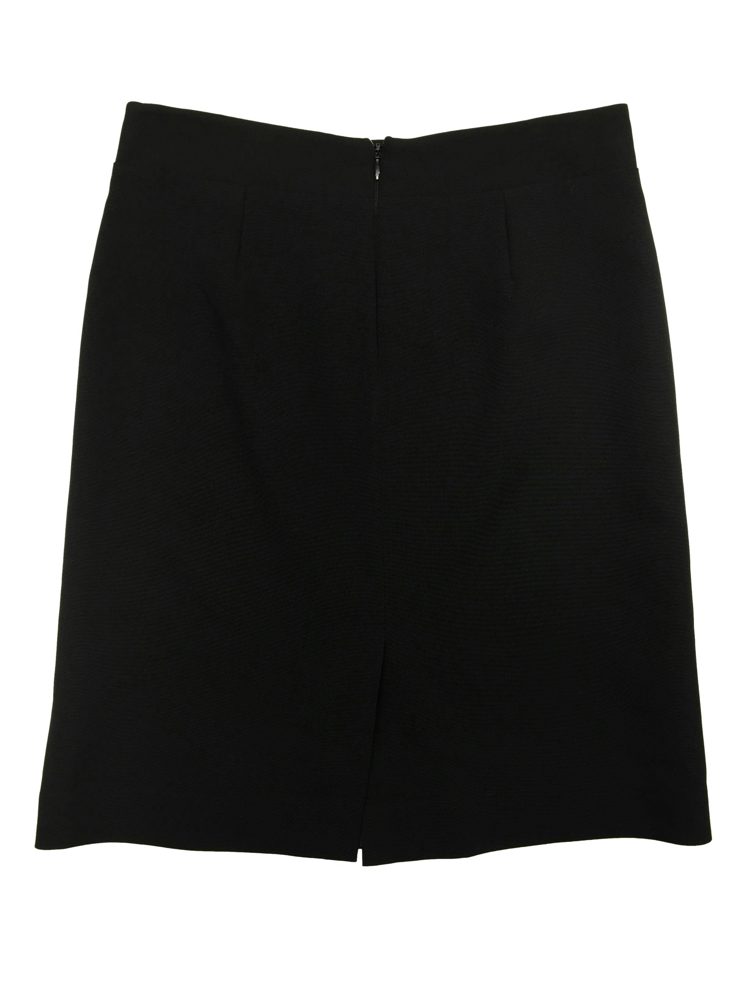 Falda Basement negra con forro, abertura y cierre posterior. Cintura 74cm, Largo 53cm.