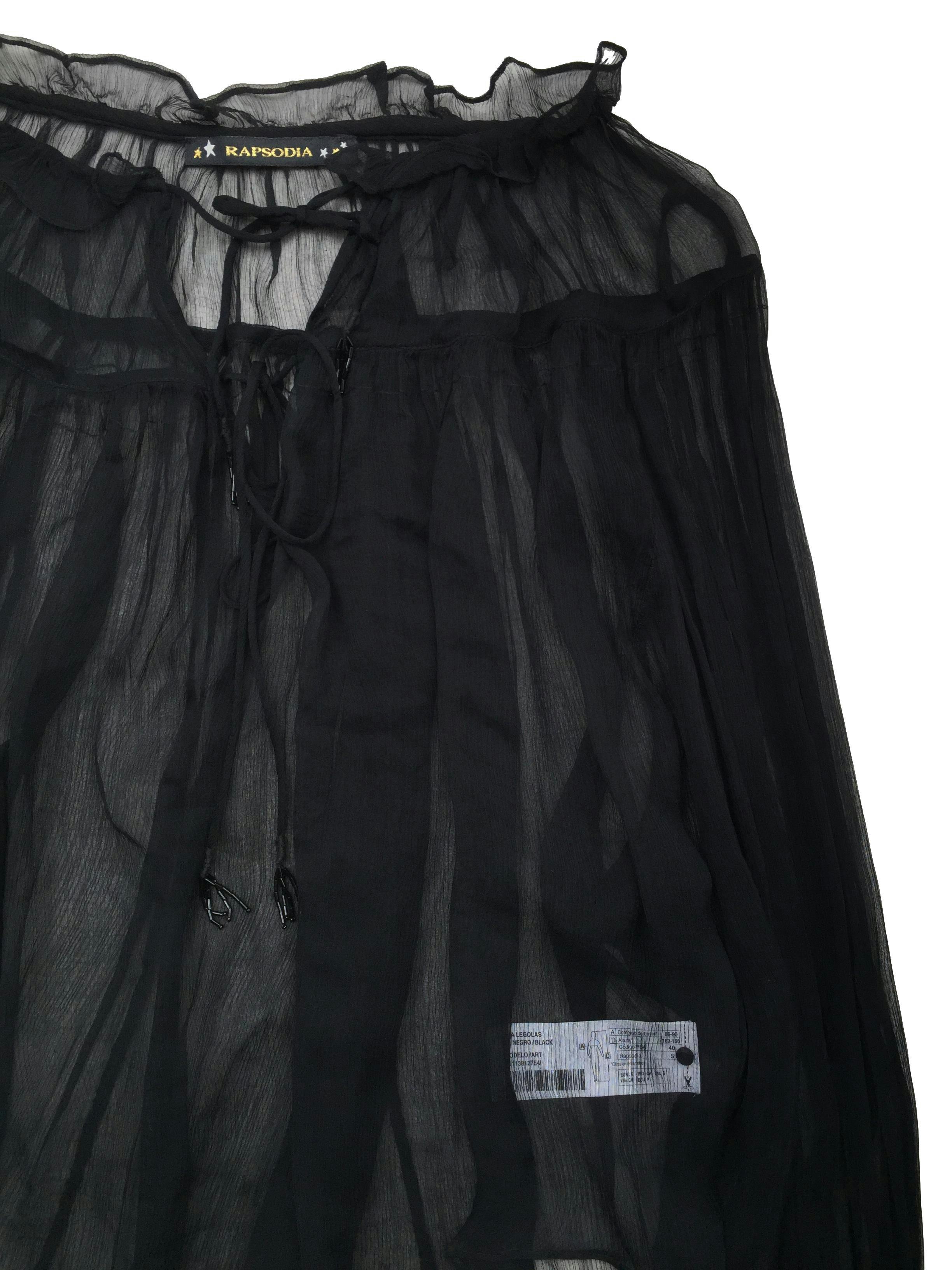 Blusa oversize Rapsodia de gasa negra con escote en V, cintos, mangas ranglán y lentejuelas en puños. Precio original S/400. Busto 150cm, Largo 55cm.