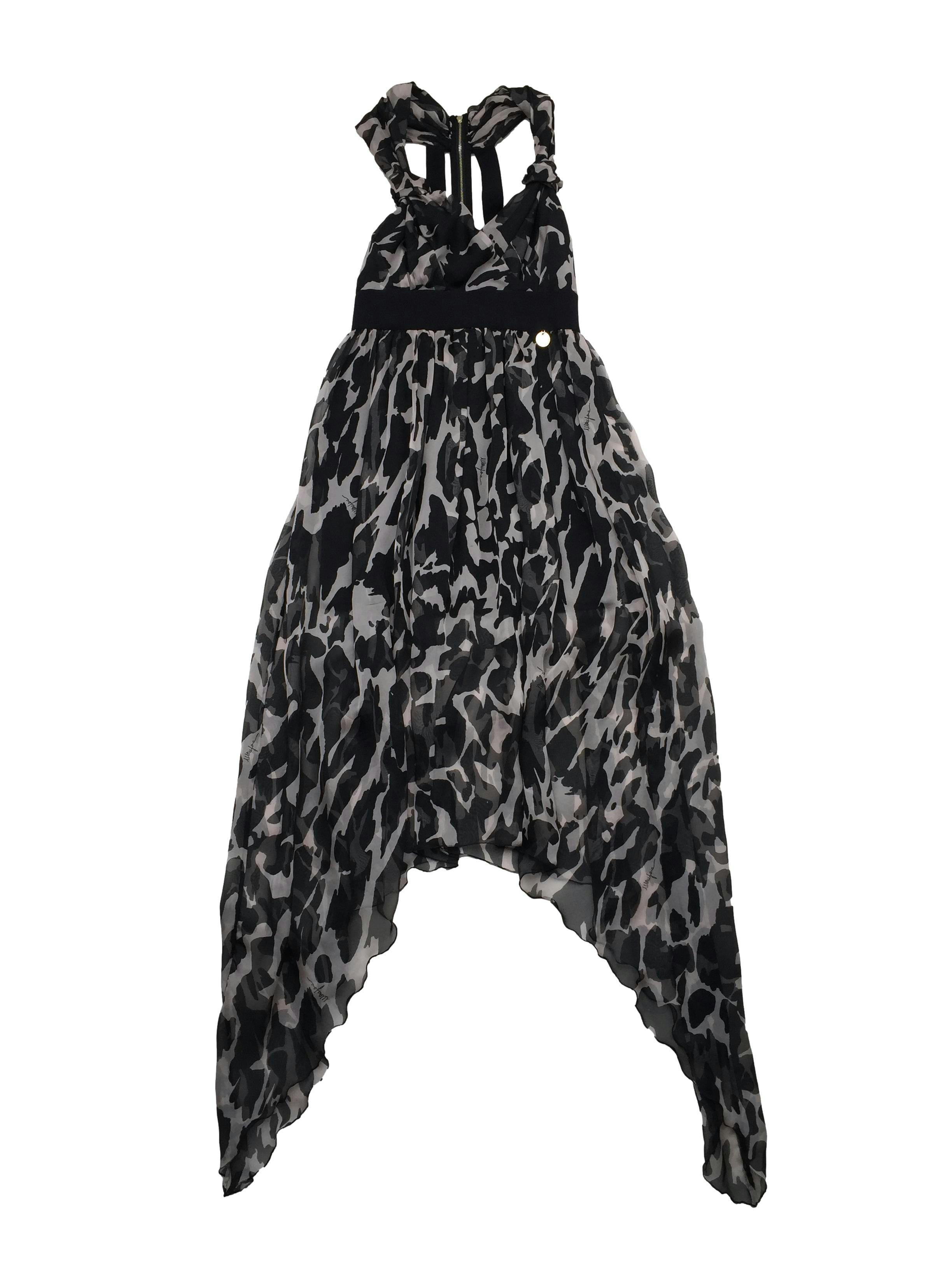 Vestido Mamgano gasa con estampado tipo acuarela en negro y gris, escote cruzado, forro, bajo asimétrico, espalda escotada con cierre metálico. Busto 88cm, Largo 140cm.