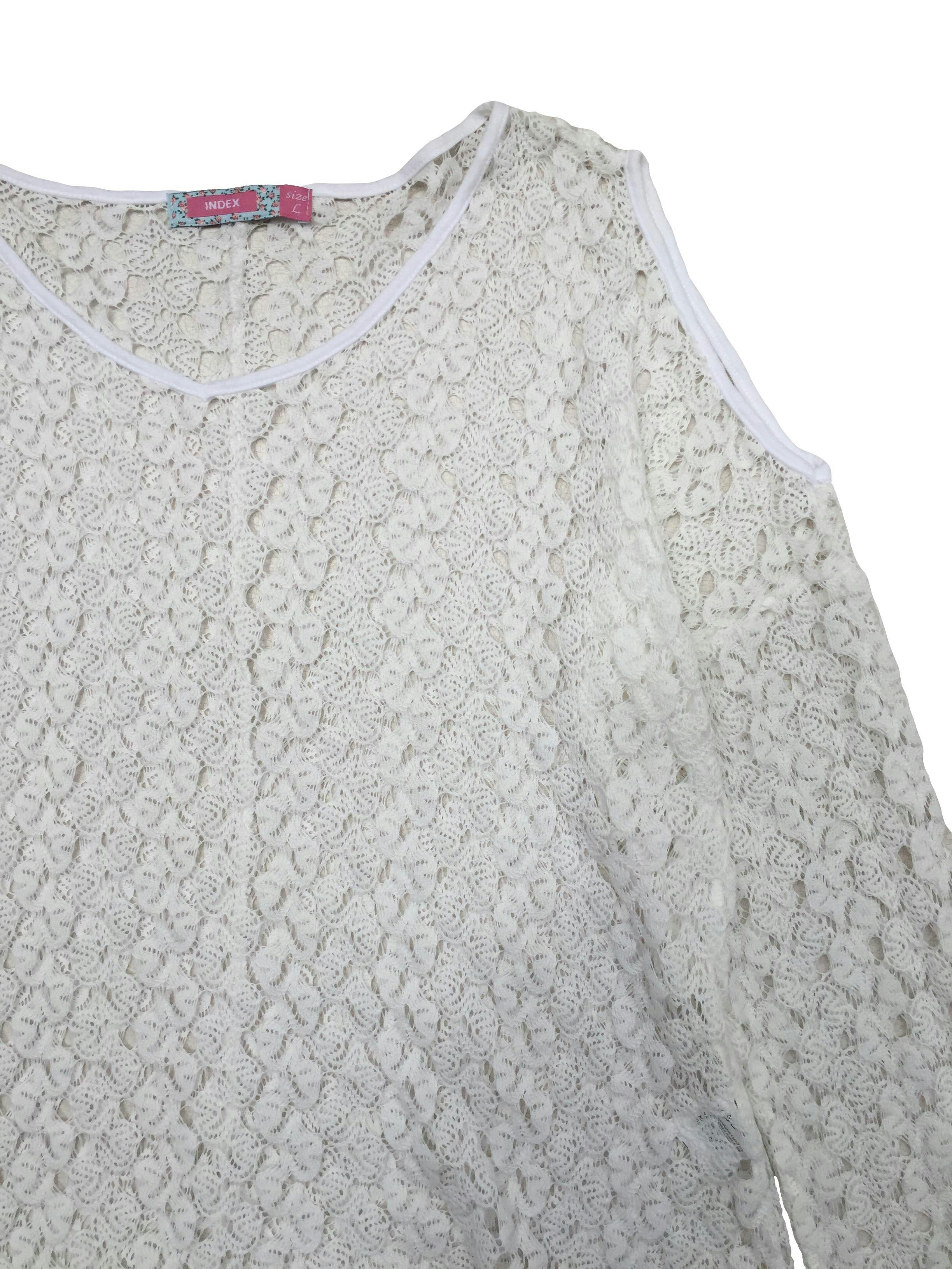 Blusa knit Index de hilo blanco, escote redondo y abertura en hombros. Busto 110cm, Largo 55cm.