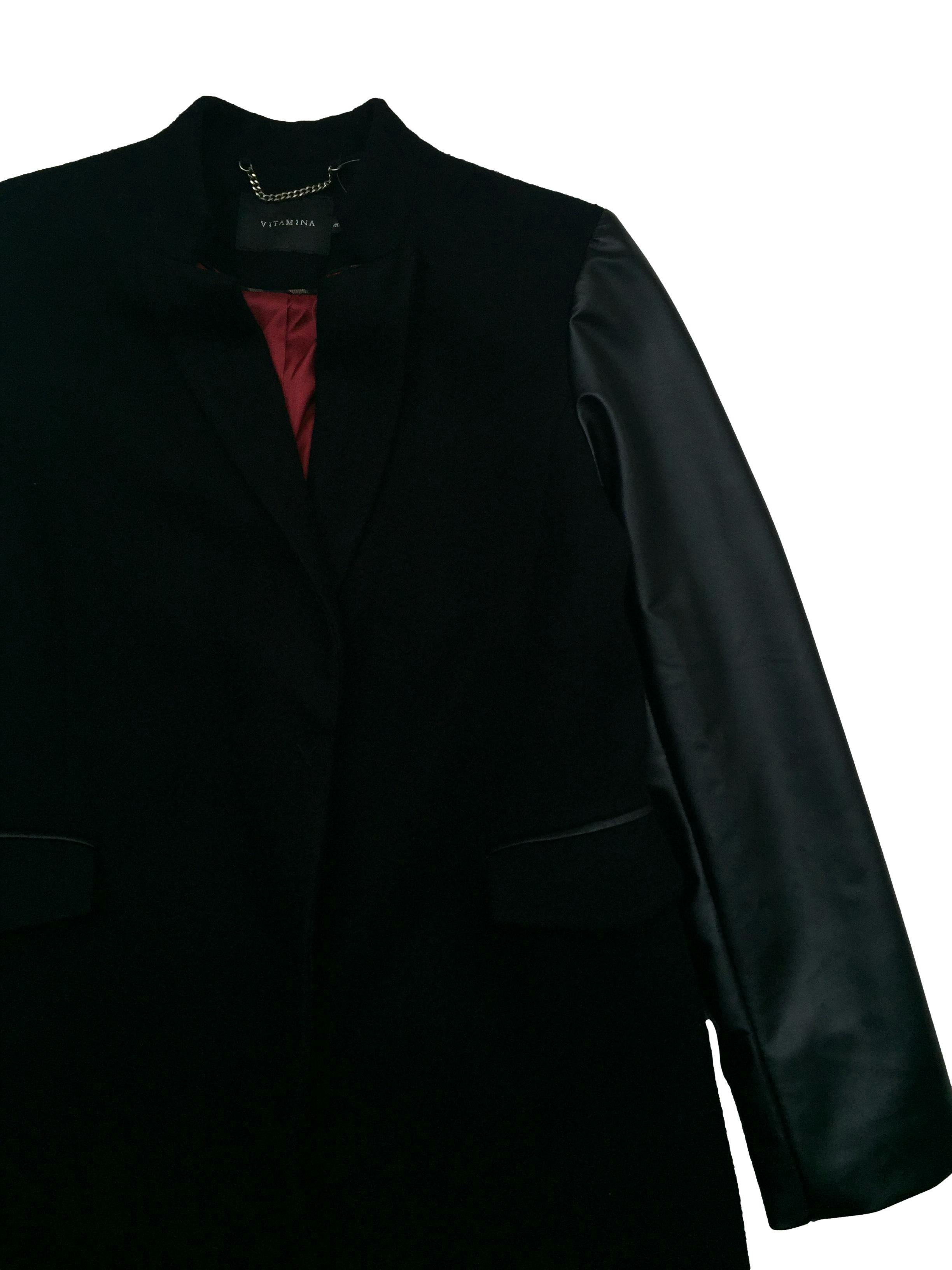 Abrigo Vitamina negro mezcla de lana y cashmere, forrado, mangas de cuerina. Busto 100 Largo 88cm