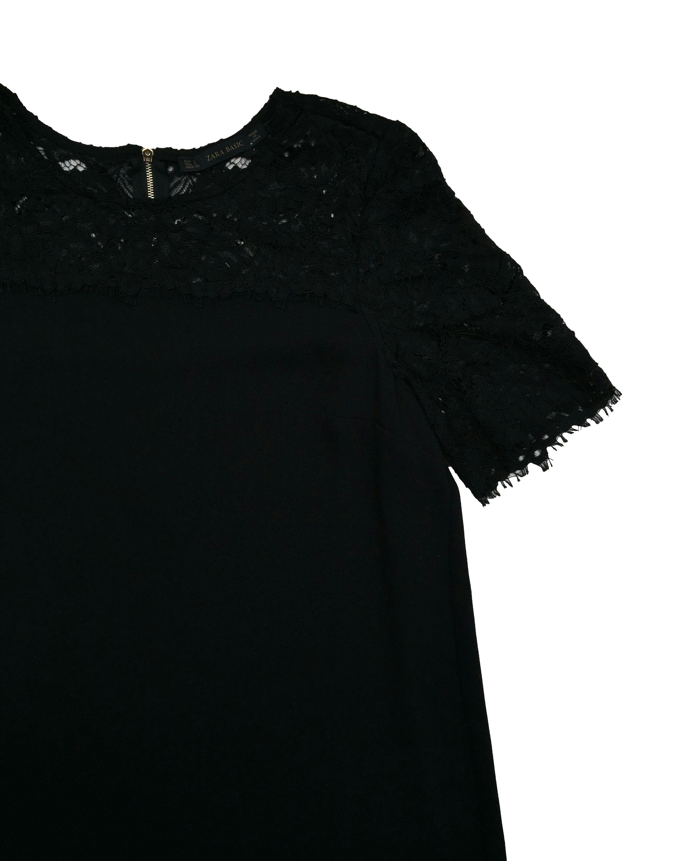 Vestido negro Zara con encaje en escote y mangas, cierre posterior metálico. Nuevo con etiqueta. Busto 102cm, Largo 94cm.