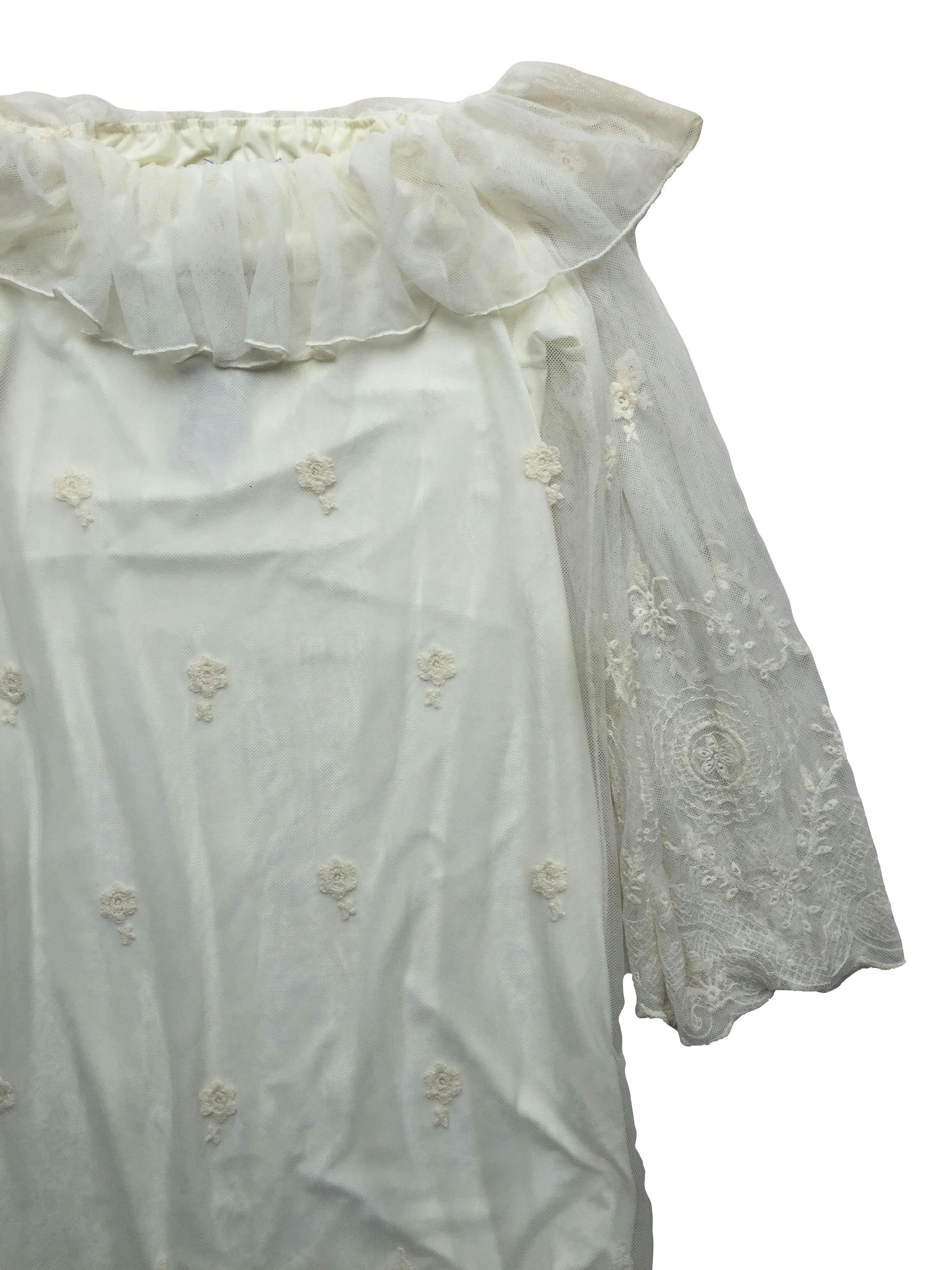 Vestido Emporium de mesh crema con bordado al tono, cuello amplio con volante, forrado. Busto 90cm Largo 88cm. Nuevo con etiqueta