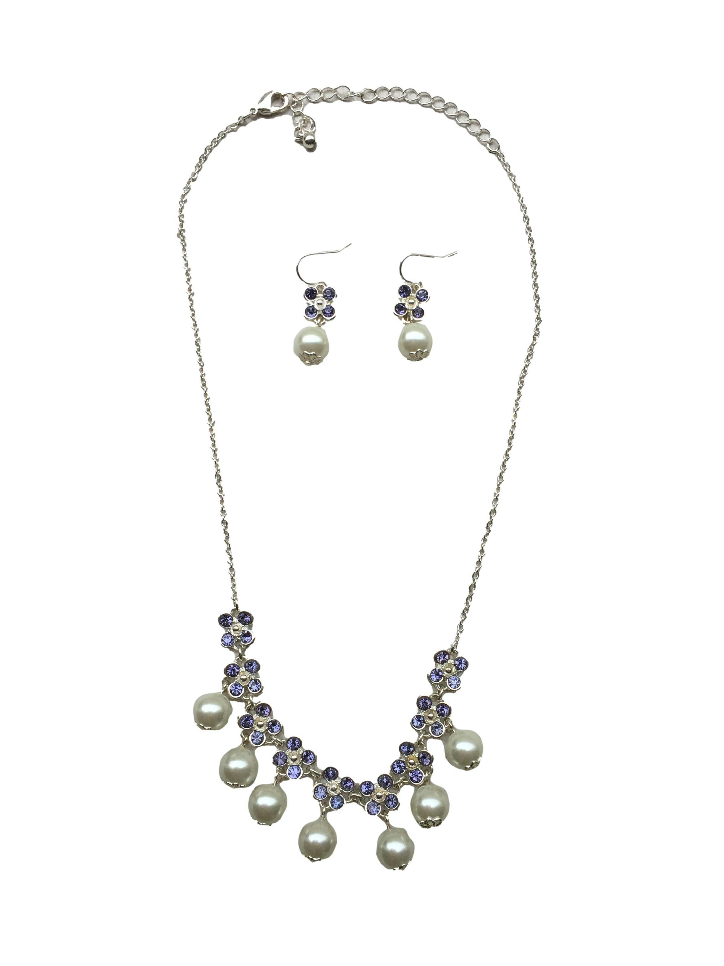 Set de collar y aretes de flores lila con perlas. Largo collar 50cm Artes 3cm