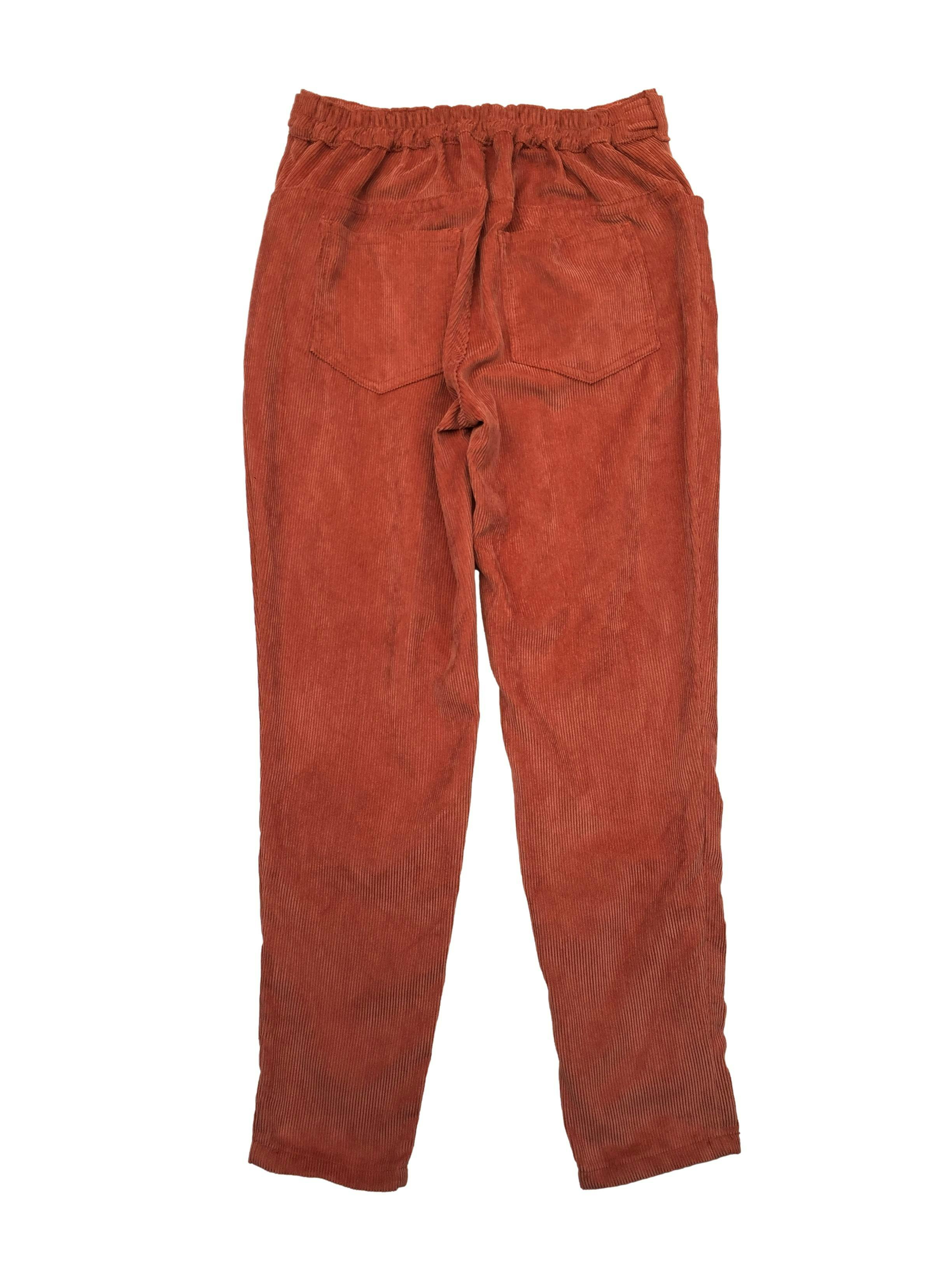 Pantalón de corduroy naranja, cote recto con 4 bolsillos y pretina posterior elástica regulable con botones. Cintura 70cm sin estirar, Largo 92cm.
