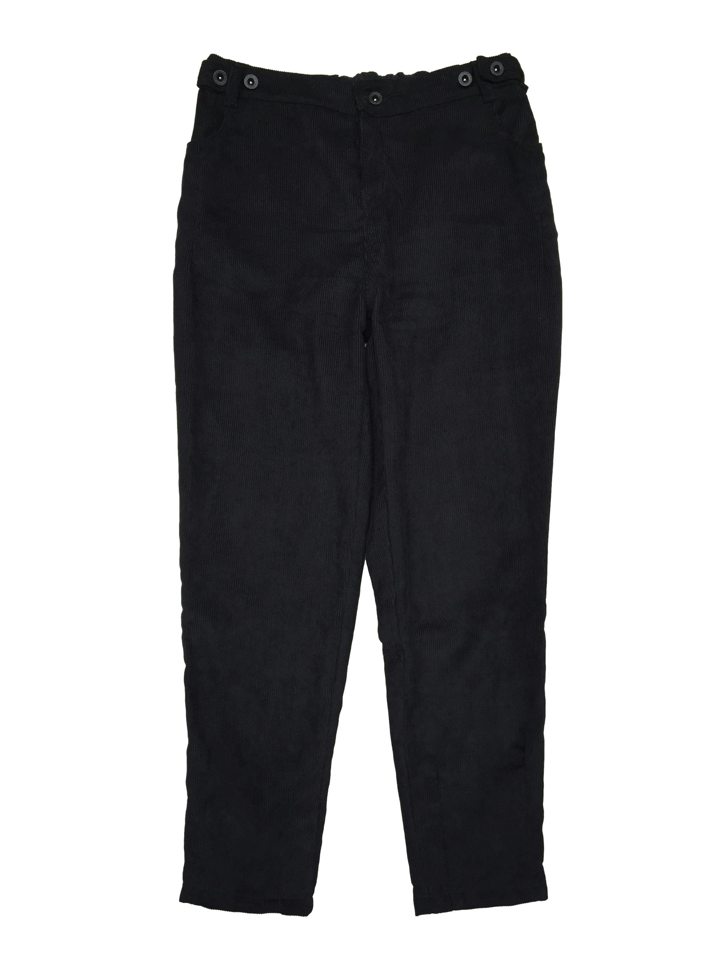 Pantalón de corduroy negro, cote recto con 4 bolsillos y pretina posterior elástica regulable con botones frontales. Cintura 80cm sin estirar, Largo 94cm.