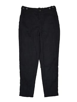 Pantalón de corduroy negro, cote recto con 4 bolsillos y pretina posterior elástica regulable con botones frontales. Cintura 80cm sin estirar, Largo 94cm.