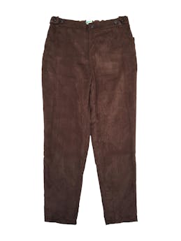 Pantalón de corduroy marrón, cote recto con 4 bolsillos y pretina posterior elástica regulable con botones. Cintura 78cm sin estirar, Largo 94cm.