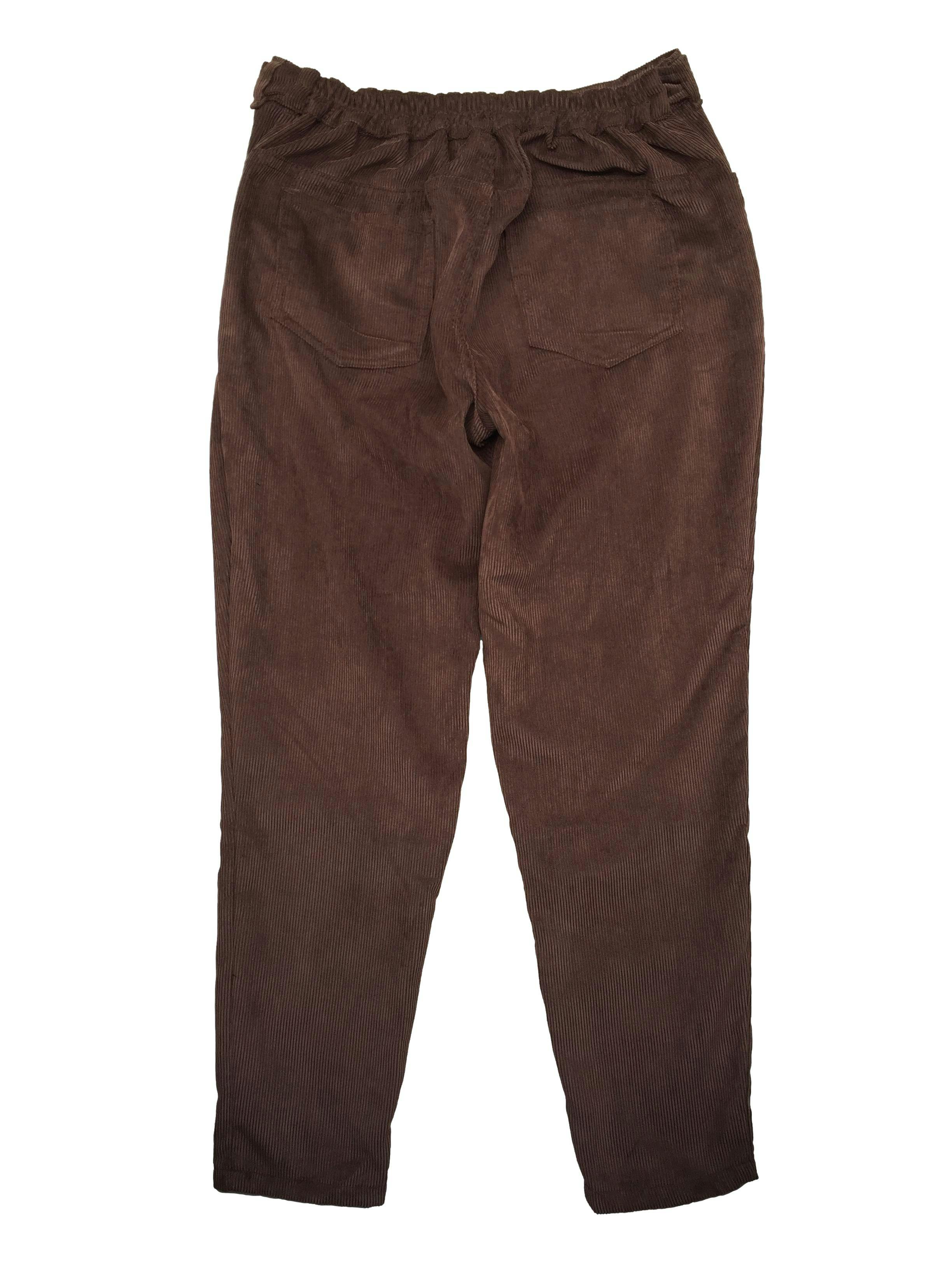 Pantalón de corduroy marrón, cote recto con 4 bolsillos y pretina posterior elástica regulable con botones. Cintura 78cm sin estirar, Largo 94cm.