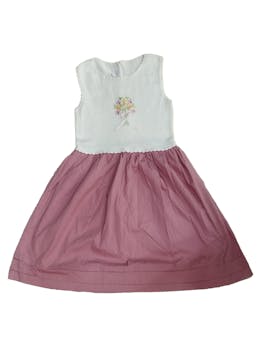Vestido periquita, parte superior tejido en color blanco, bordado de flores y botones delanteros, parte inferior color palo rosa con forro. Pecho: 56 cm, Largo: 67 cm. SM