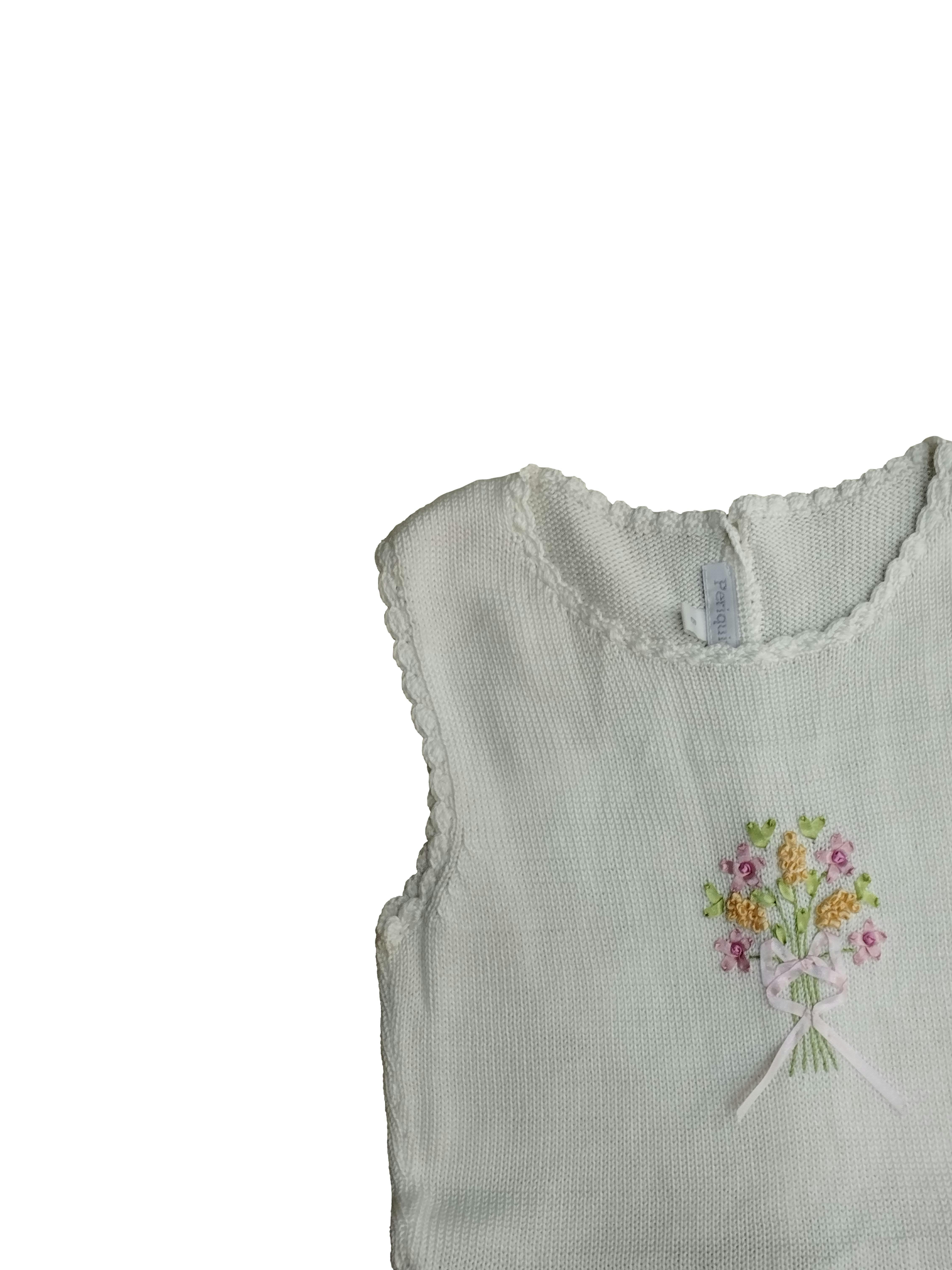 Vestido periquita, parte superior tejido en color blanco, bordado de flores y botones delanteros, parte inferior color palo rosa con forro. Pecho: 56 cm, Largo: 67 cm. SM