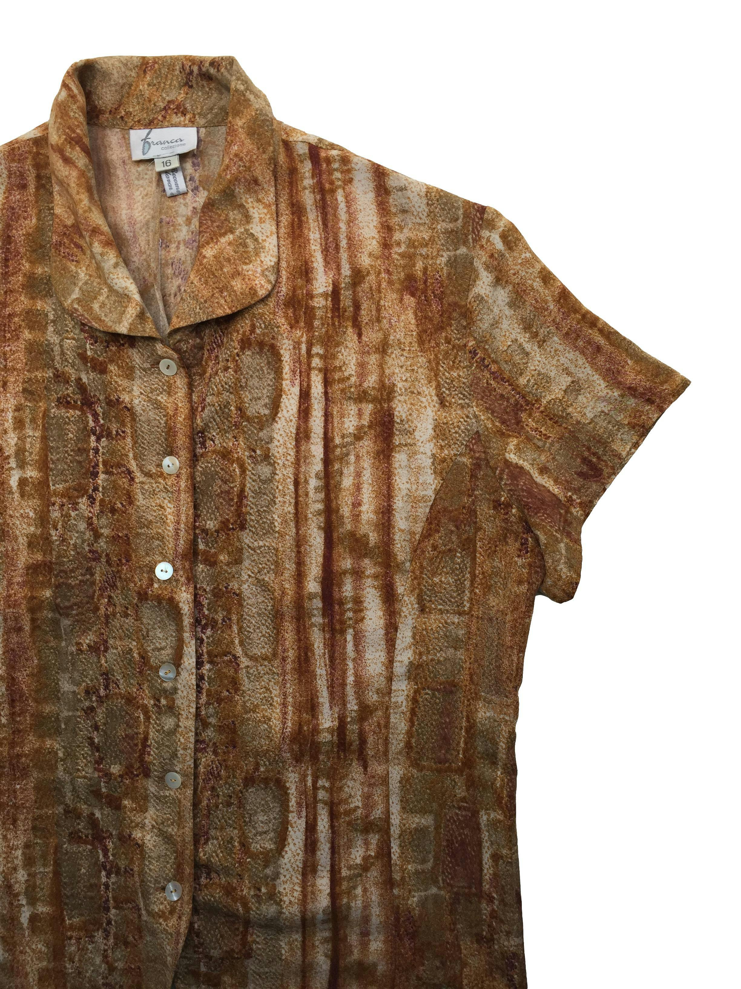 Blusa vintage con estampado abstracto en tonos ocre y botones nacarados, tela muy suave al tacto. Busto 110cm, Largo 56cm.