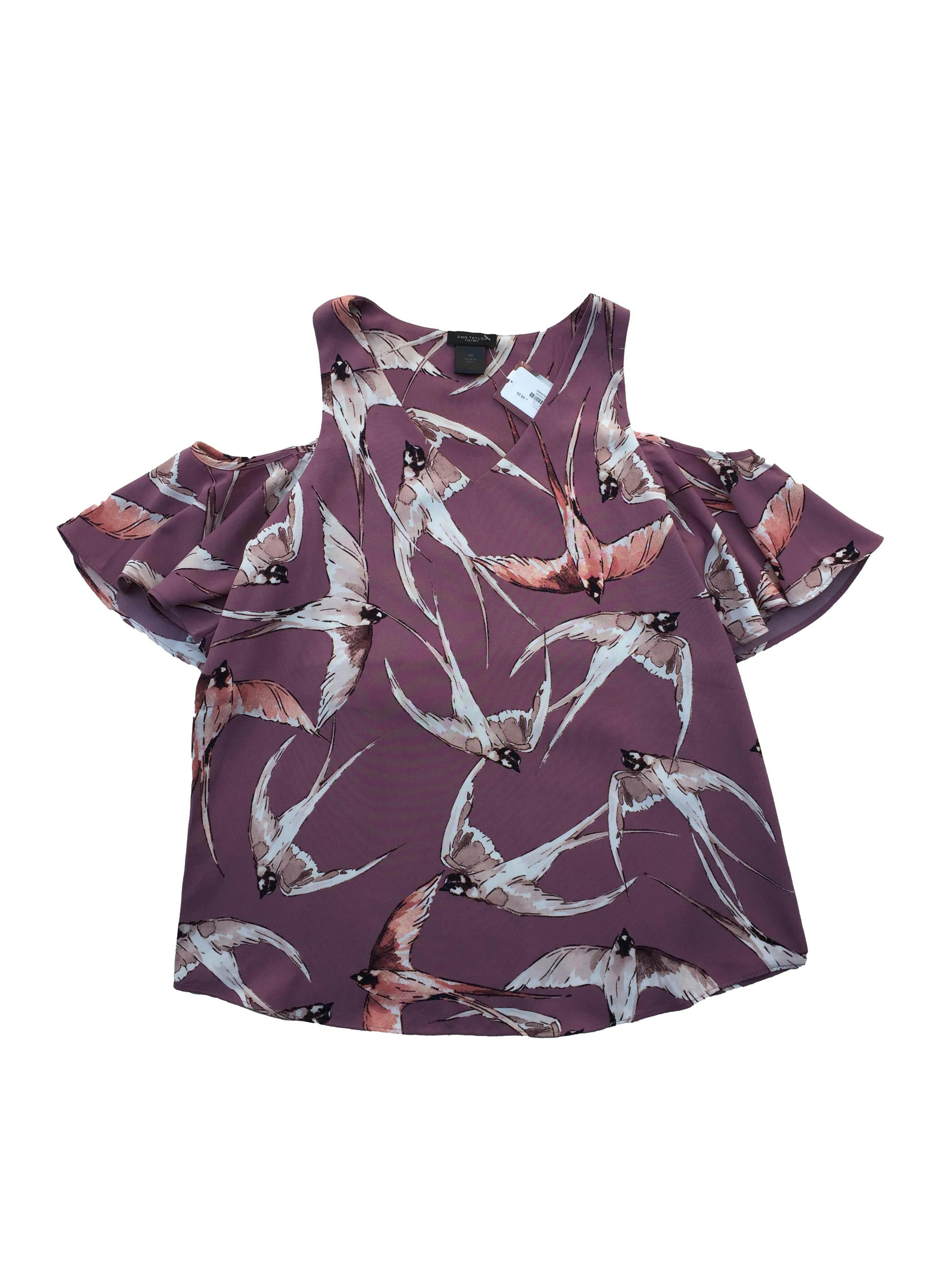 Blusa Ann Taylor rosa con estampado de aves, hombros descubiertos. Busto: 92cm, Largo: 66cm