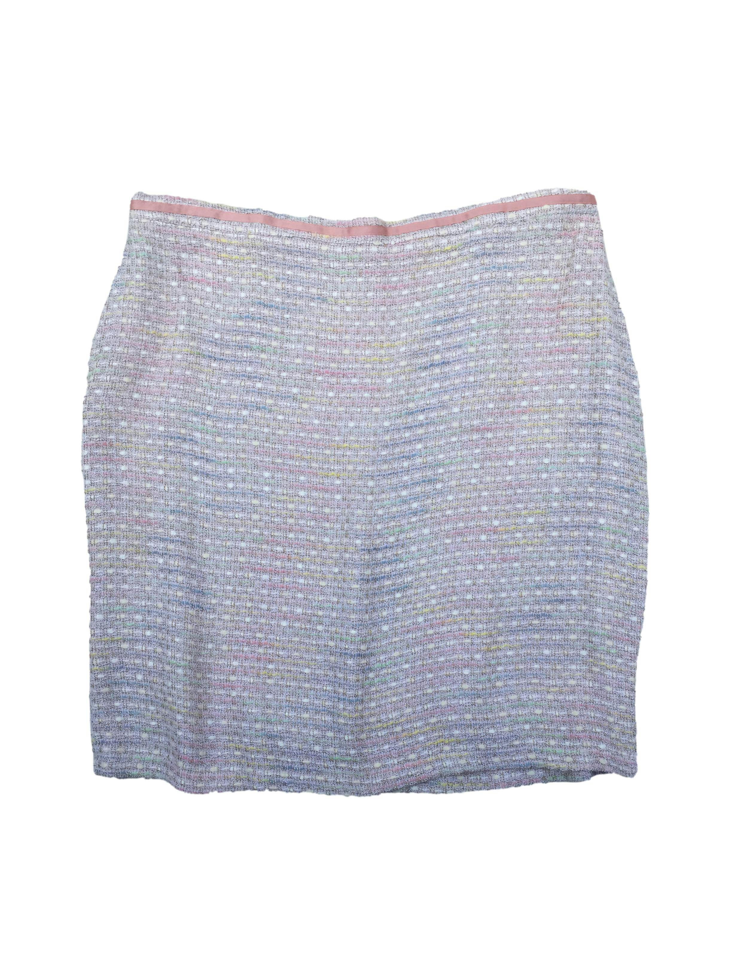 Falda de tweed palo rosa y tonos pasteles, forrada, con cierre posterior. Cintura: 102cm, Largo: 62cm. Nuevo con etiqueta