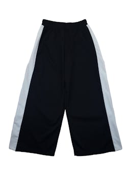 Pantalón La Matier tipo buzo negro con franjas blancas, abertura en los laterales, elástico en la cintura. Cintura: 70cm (sin estirar), Tiro: 33 m, Largo: 95cm