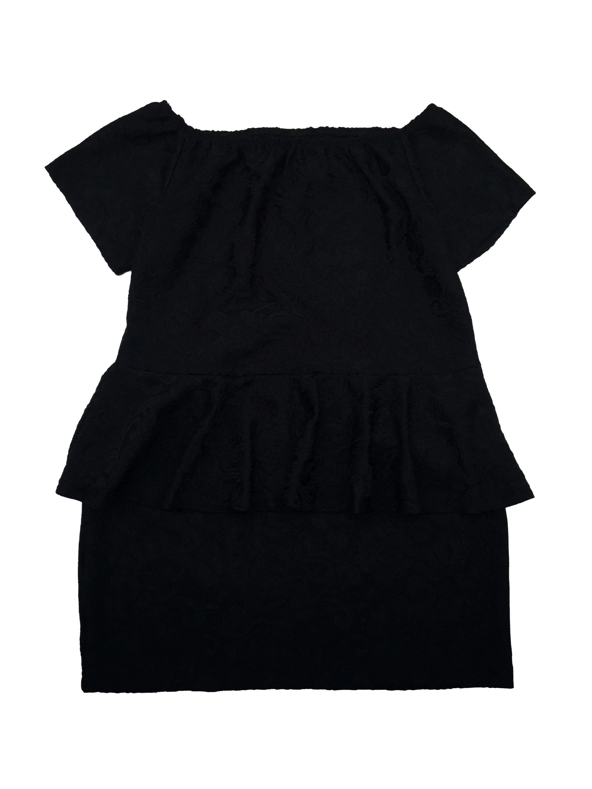 Vestido Stefany Ormeño de encaje negro offshoulder, corte peplum, tela ligeramete stretch. Busto: 104cm,  Cintura: 95cm, Largo: 80cm