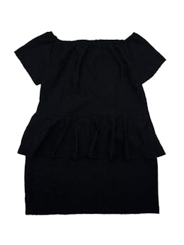 Vestido Stefany Ormeño de encaje negro offshoulder, corte peplum, tela ligeramete stretch. Busto: 104cm,  Cintura: 95cm, Largo: 80cm