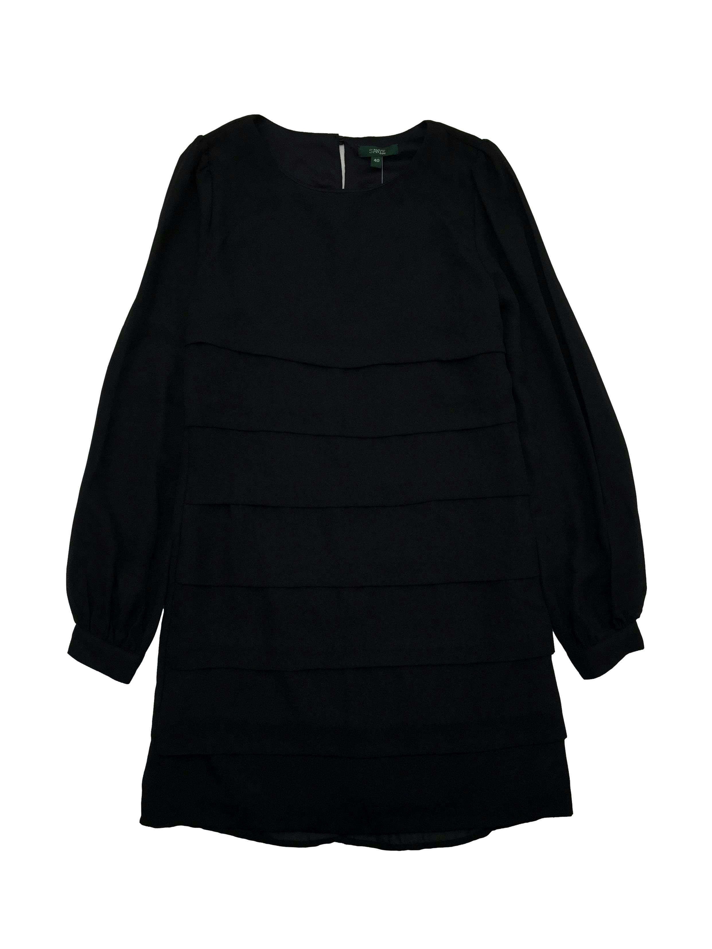 Vestido de gasa negra con capas frontales, forro, cierre lateral invisible y abertura con botón en espalda. Busto 90cm, Largo 84cm.