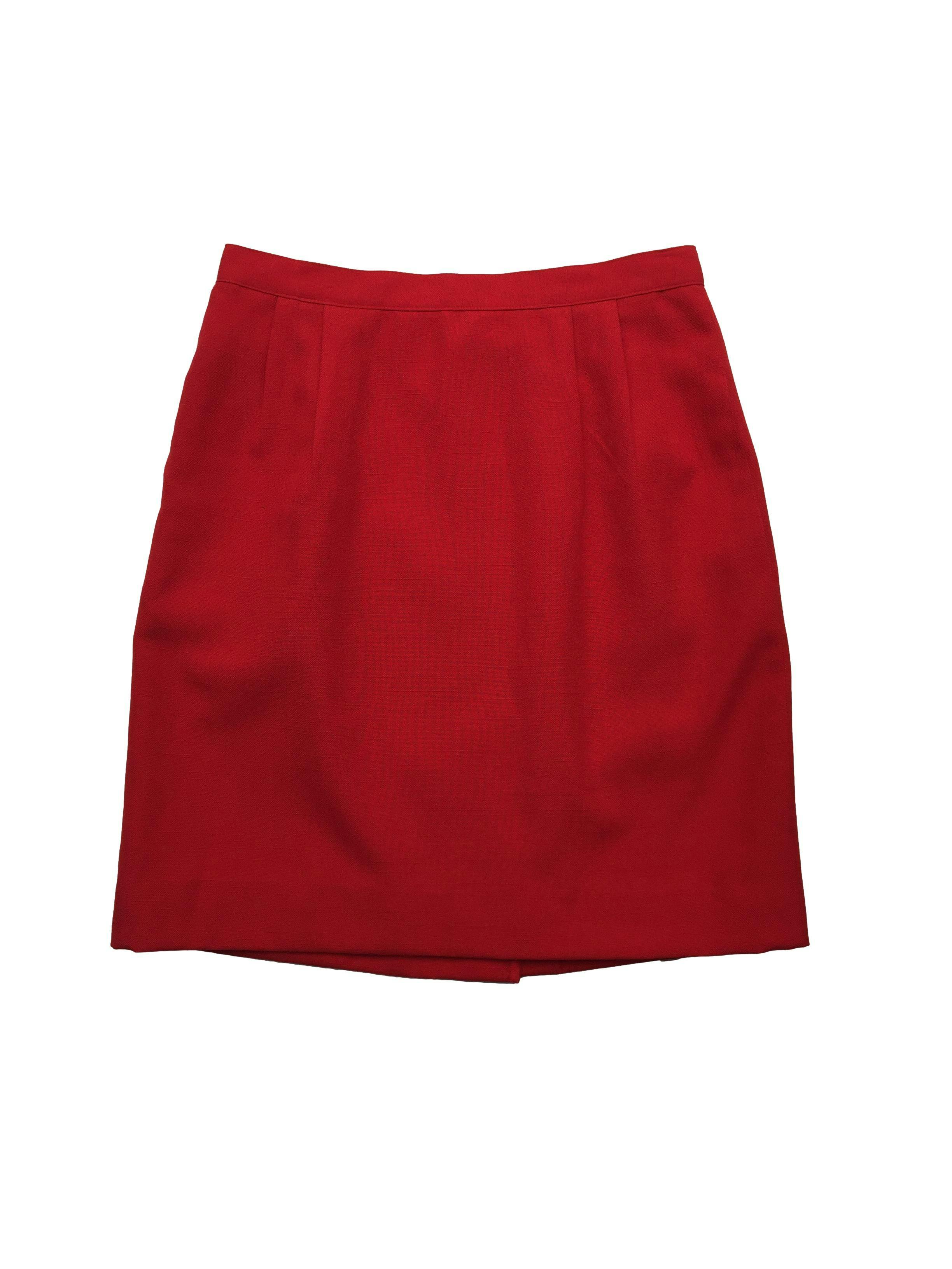 Falda lapiz Le Suit Petite roja con forro, pinzas, bolsillos laterales, abertura y cierre posterior. Cintura 70cm, Largo 50cm.