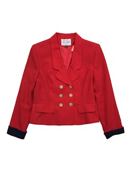 Blazer Le Suit Petite rojo corte princesa con forro, hombreras, doble fila de botones, falsos bolsillos y dobladillo negro en puños. Busto 98cm, Largo 50cm.