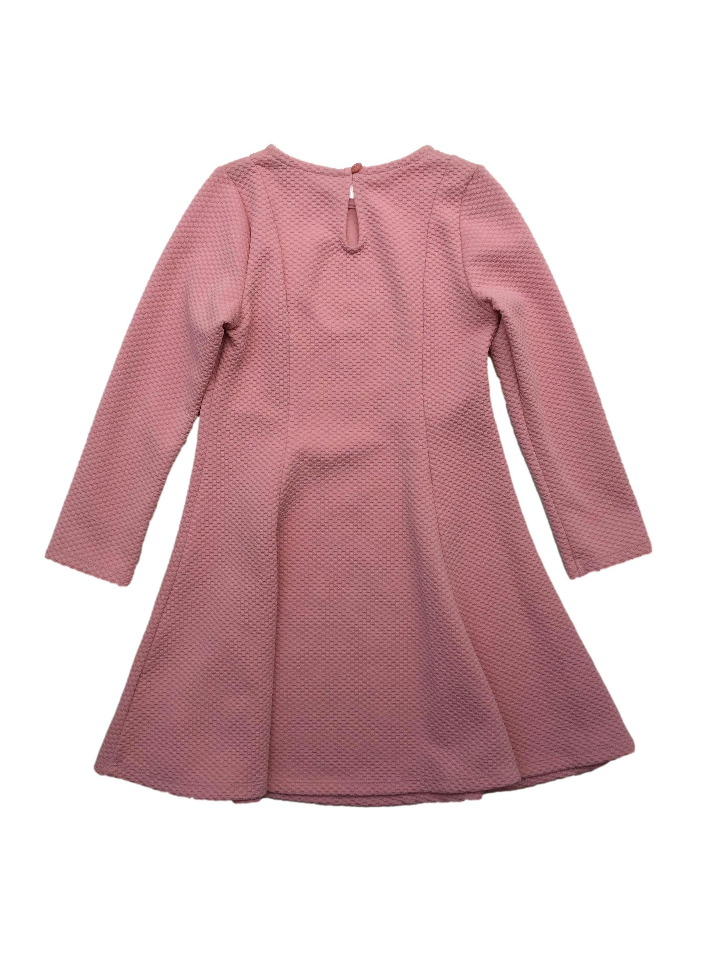 Vestido Primark rosa texturizado, corte en A, cuello redondo y abertura ojal con botón posterior.