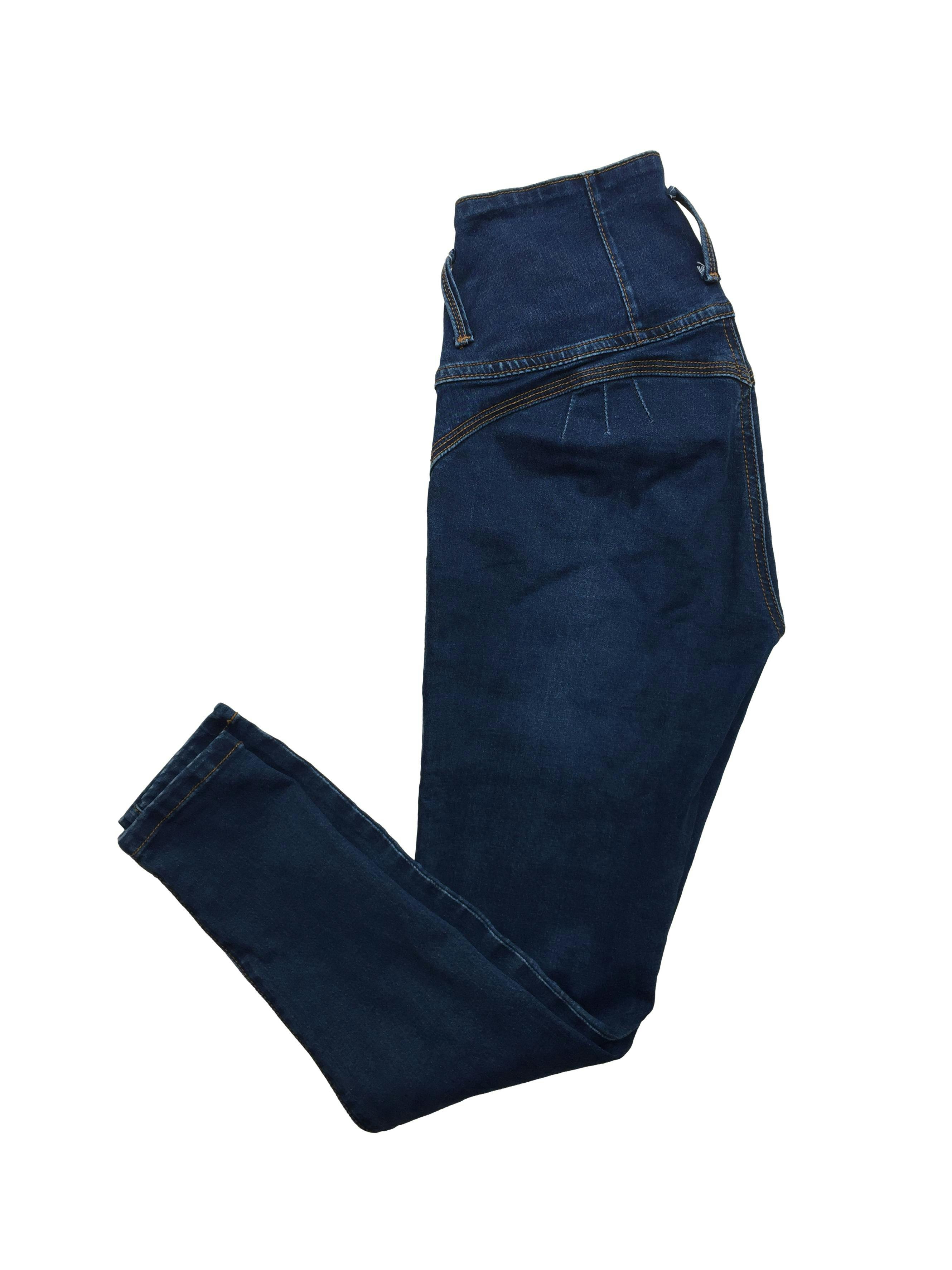 Skinny jean azul de tiro alto, pretina ancha y falsos bolsillos. Cintura 70cm, Largo 90cm.