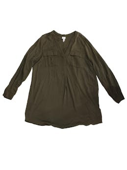Blusón H&M verde militar, bosillos delanteros, botones en puños, cuello en V. Busto: 110 cm, Largo: 92 cm. SM