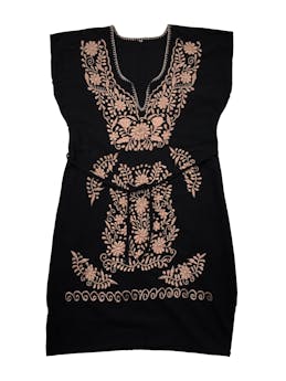 Vestido negro tela tipo lino con bordado floral cobrizo, tiene escote en V, cintos a la cintura y aberturas laterales. Busto 104cm, Largo 95cm.