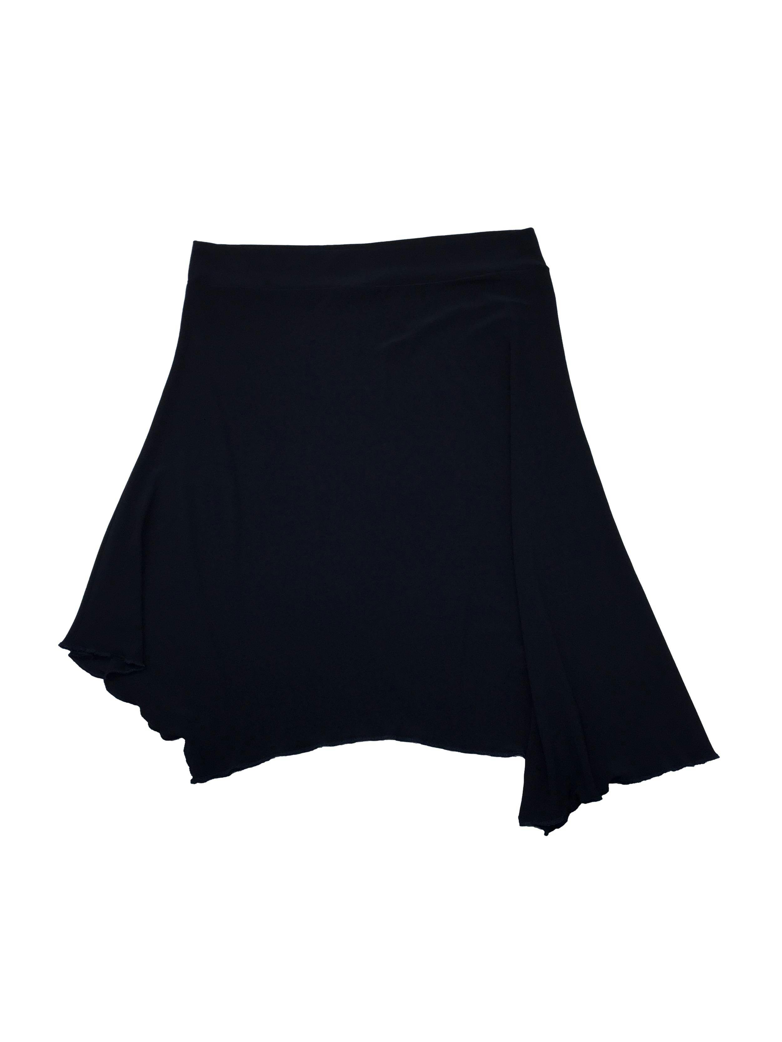 Falda negra de tela stretch, bajo asimétrico con acabado lechuga. Cintura 72cm sin estirar, Largo 58cm.